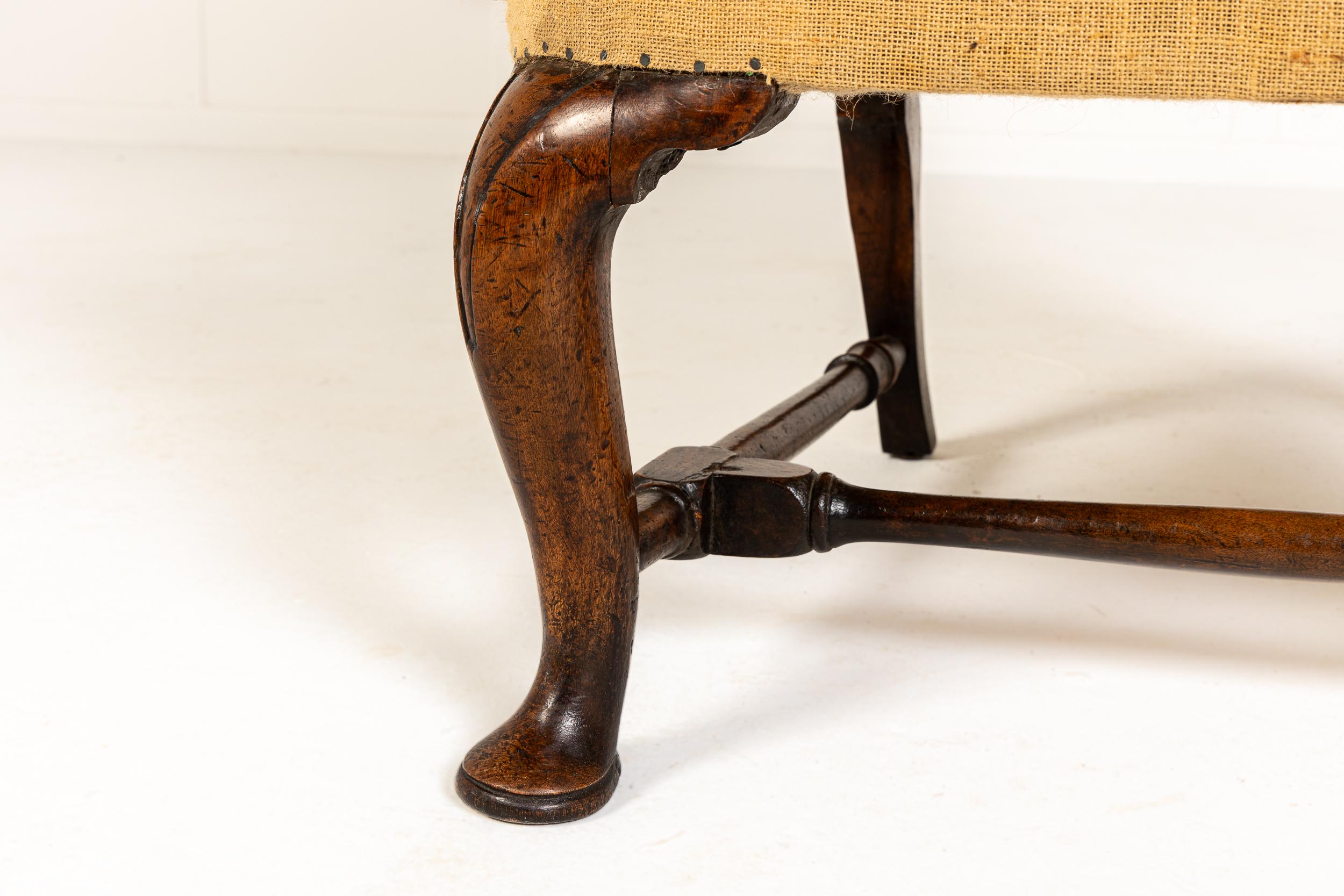 Noyer Chaise à oreilles en noyer anglais George I du 18e siècle Circa 1720 en vente