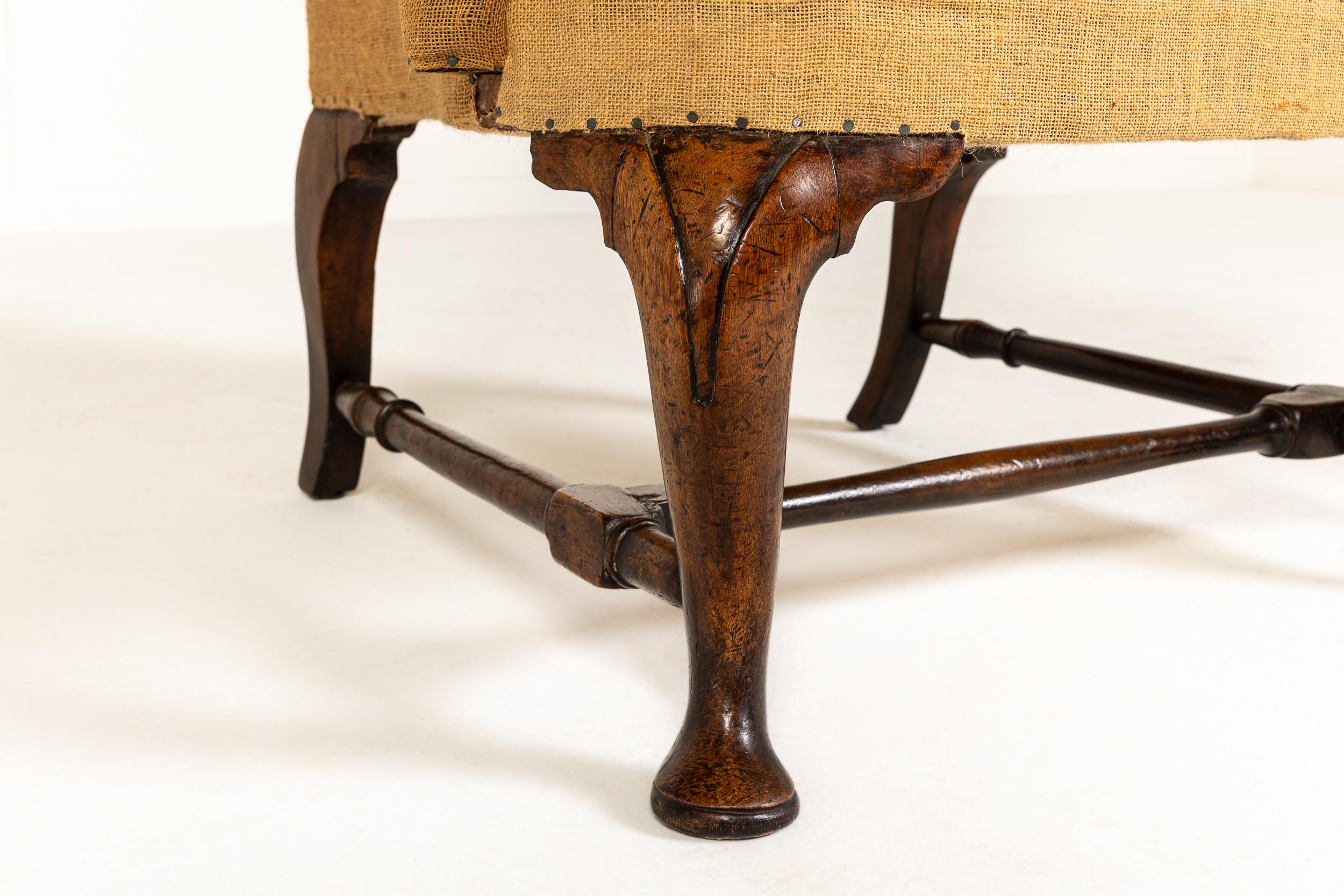 Chaise à oreilles en noyer anglais George I du 18e siècle Circa 1720 en vente 1