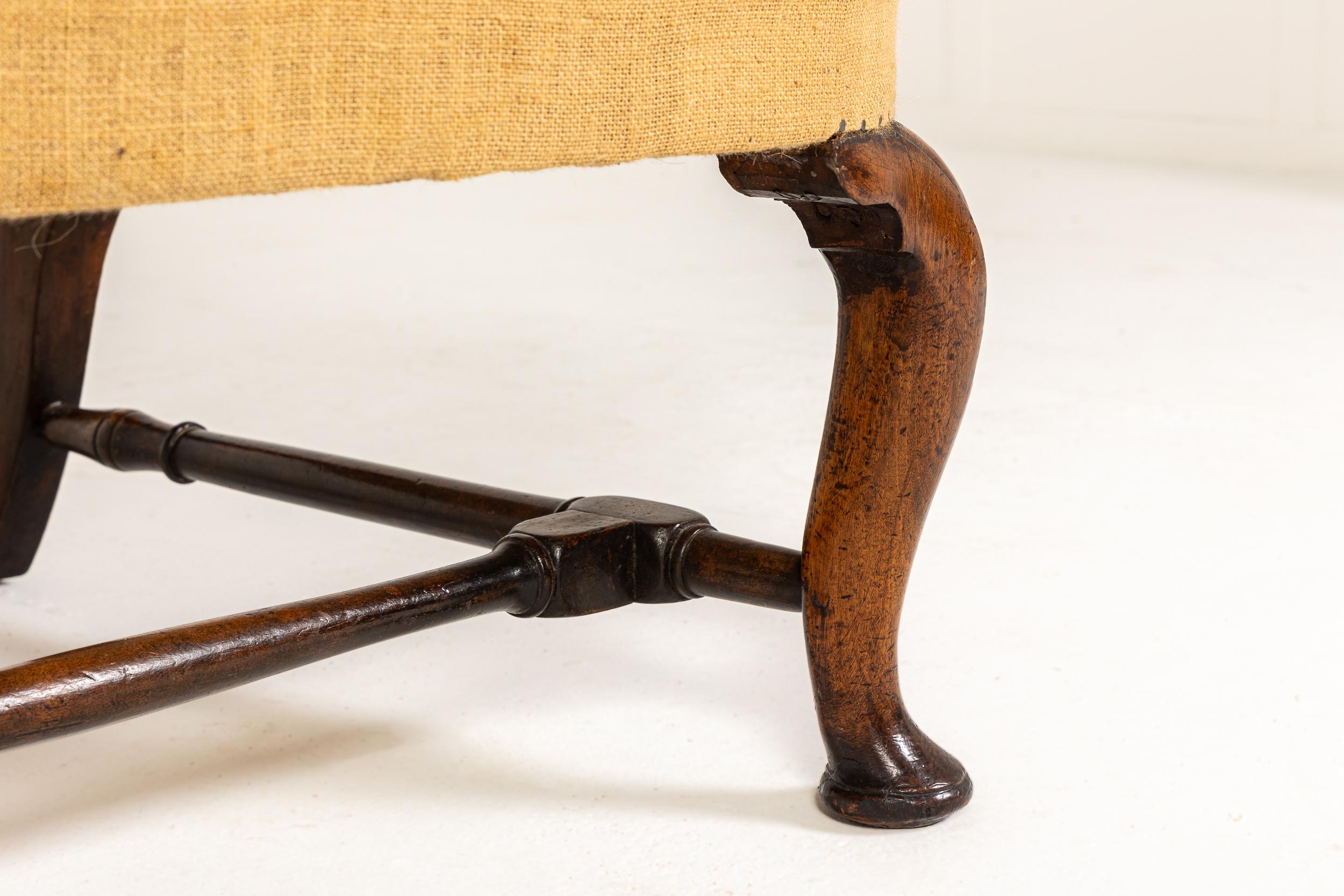 Chaise à oreilles en noyer anglais George I du 18e siècle Circa 1720 en vente 2