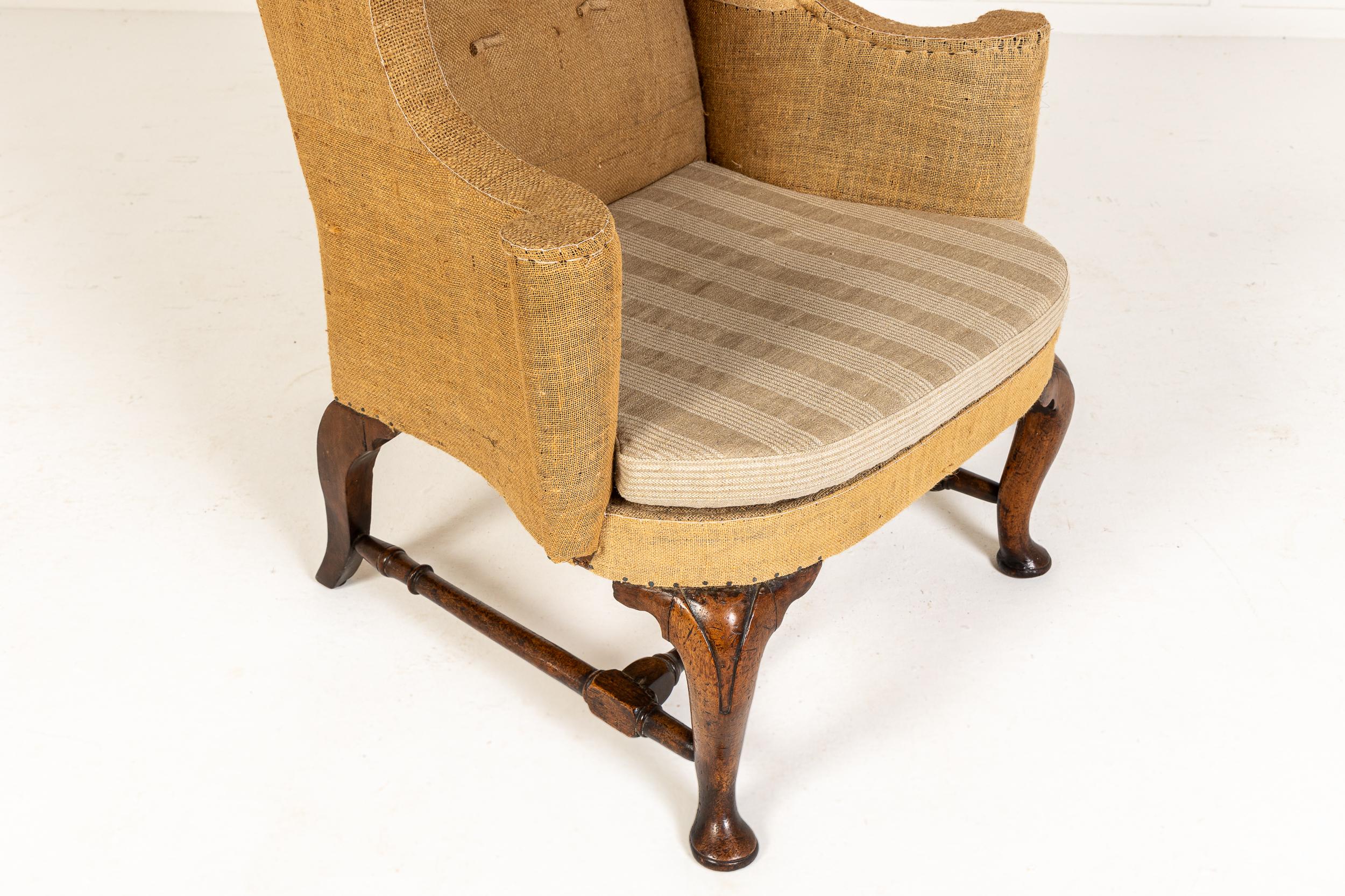 Chaise à oreilles en noyer anglais George I du 18e siècle Circa 1720 en vente 3