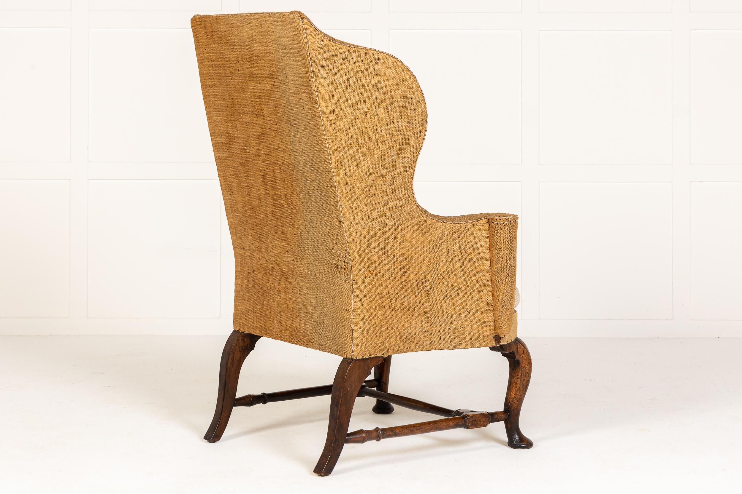 Chaise à oreilles en noyer anglais George I du 18e siècle Circa 1720 en vente 4