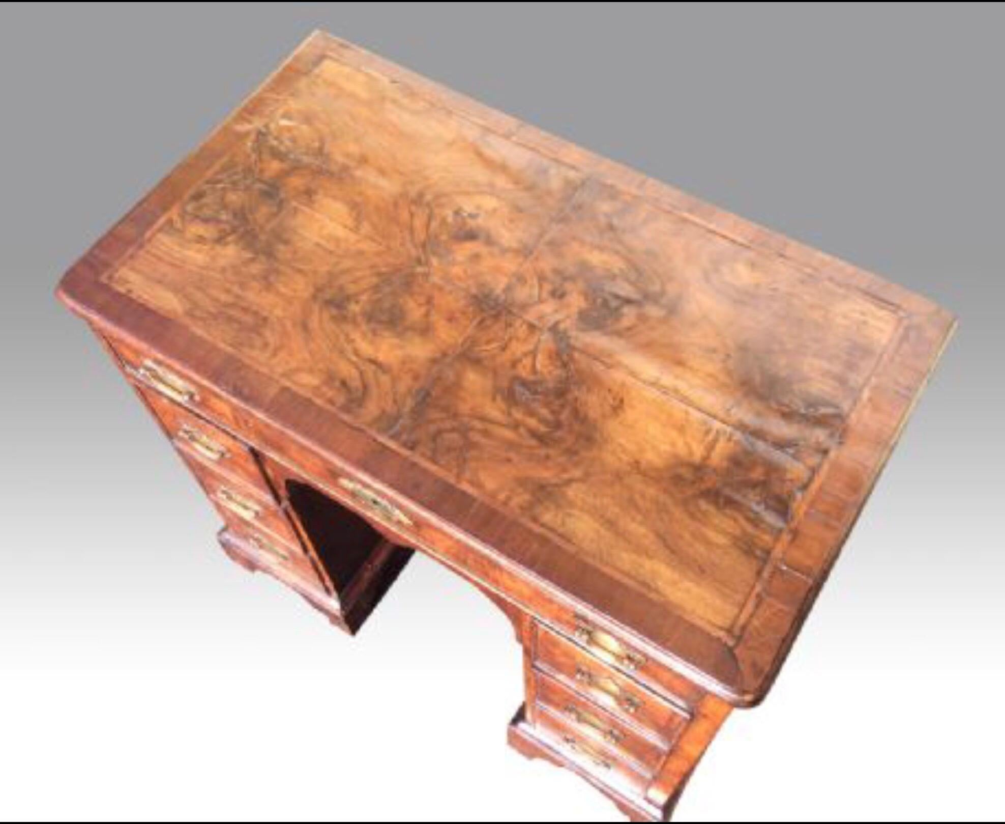 18th Century George I Figured Walnut Antique Kneehole Desk In Good Condition For Sale In Antrim, GB