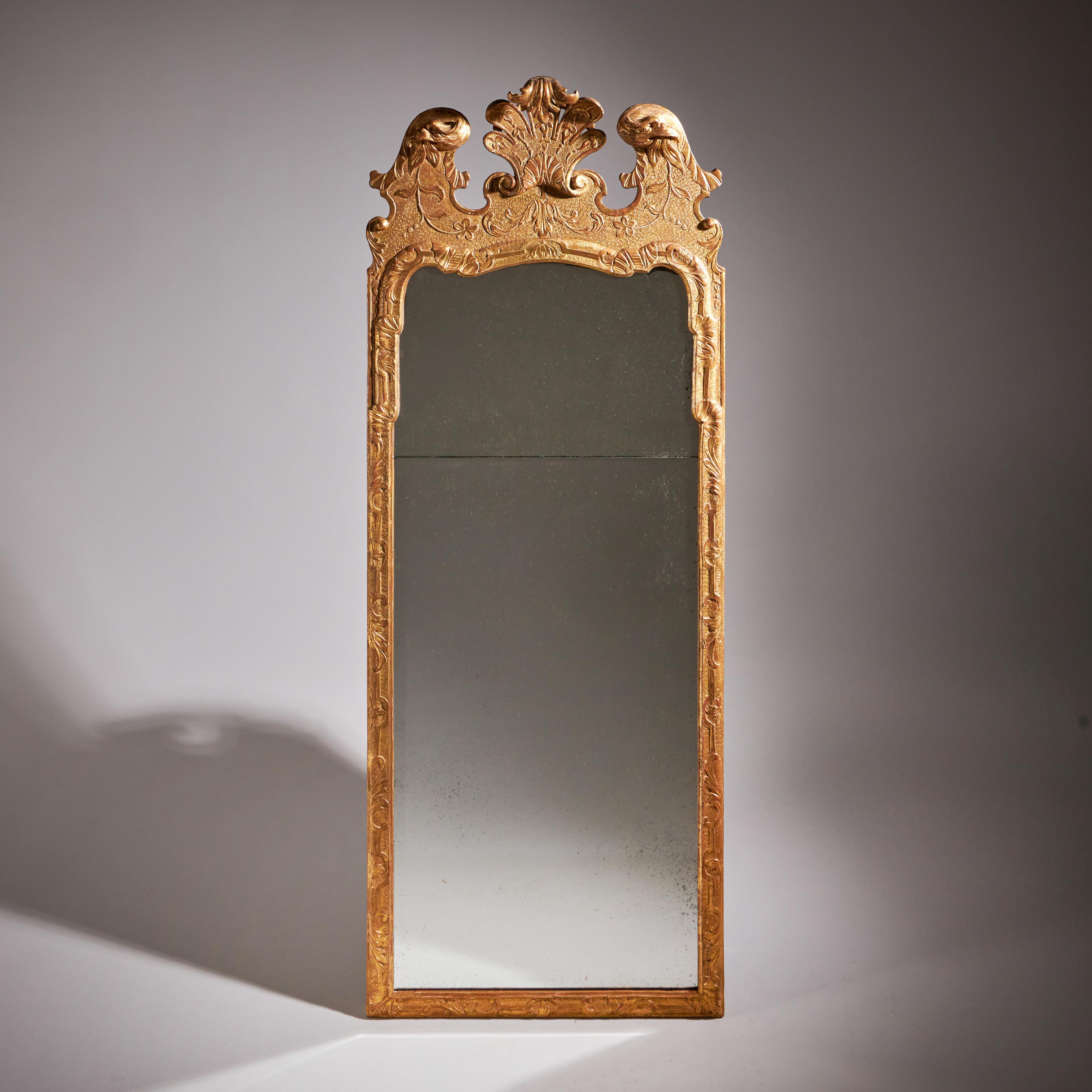 Anglais Miroir de pilier George I du 18e siècle en gesso doré, à la manière de John Belchier en vente