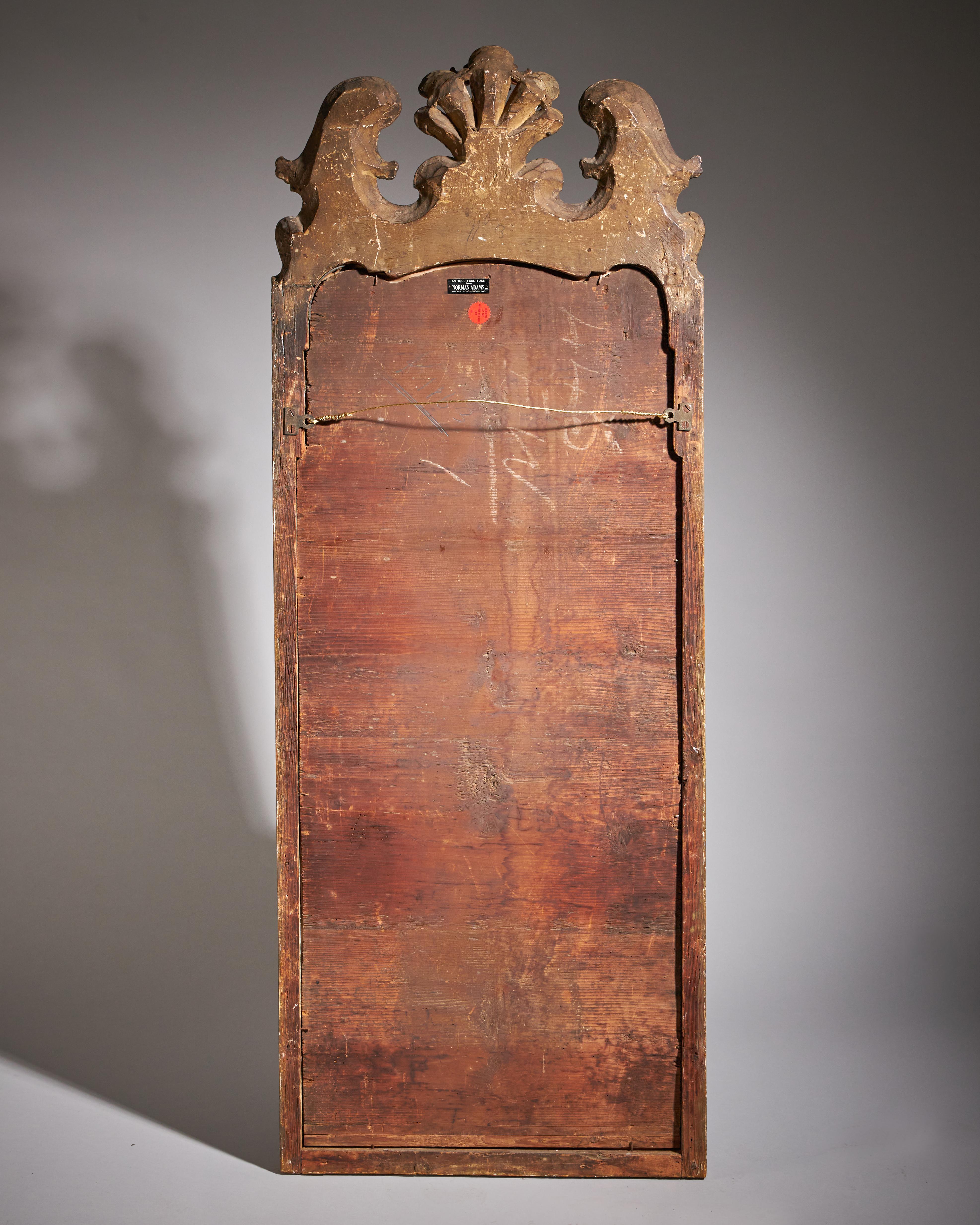 Miroir de pilier George I du 18e siècle en gesso doré, à la manière de John Belchier Bon état - En vente à Oxfordshire, United Kingdom