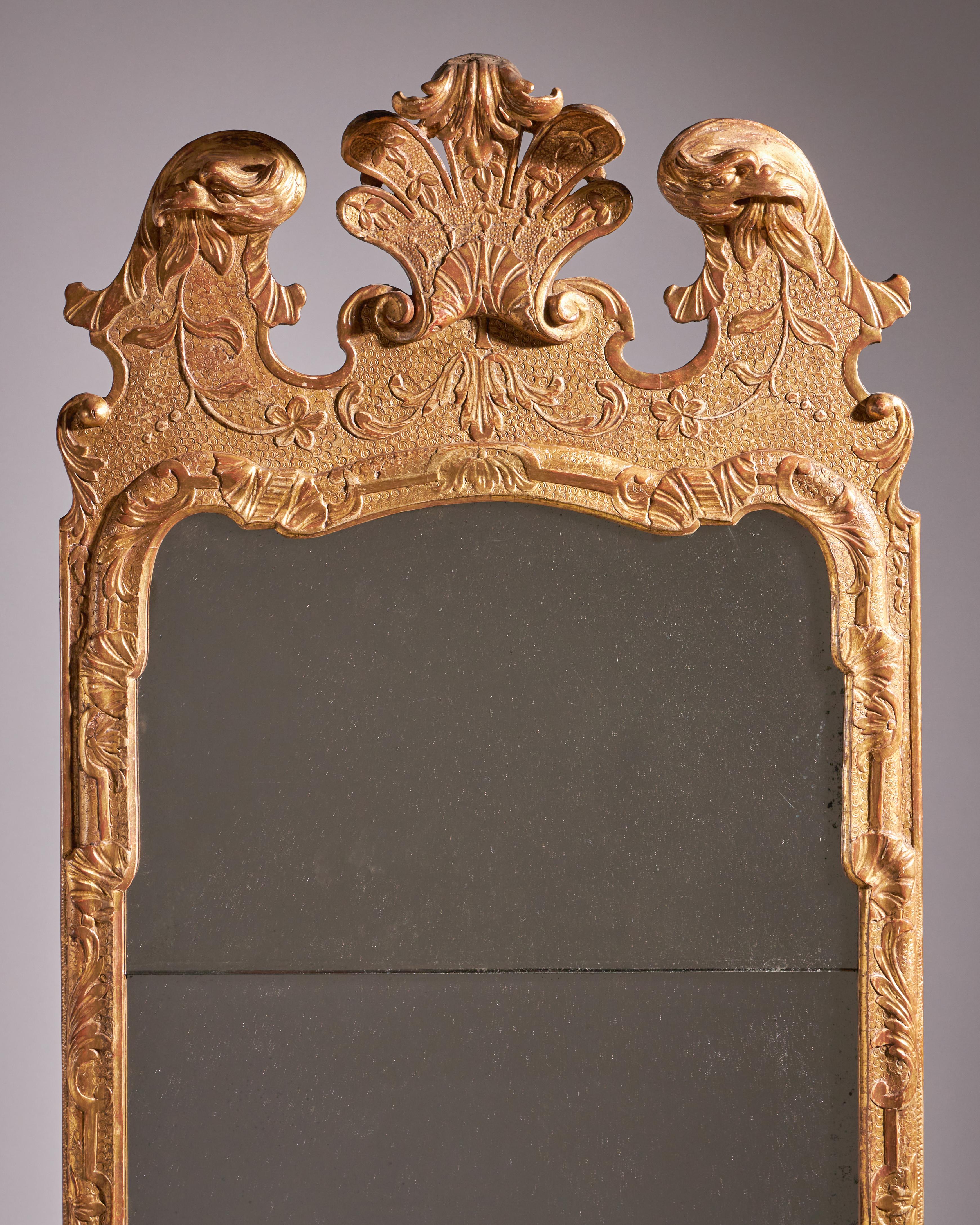 Gesso Miroir de pilier George I du 18e siècle en gesso doré, à la manière de John Belchier en vente