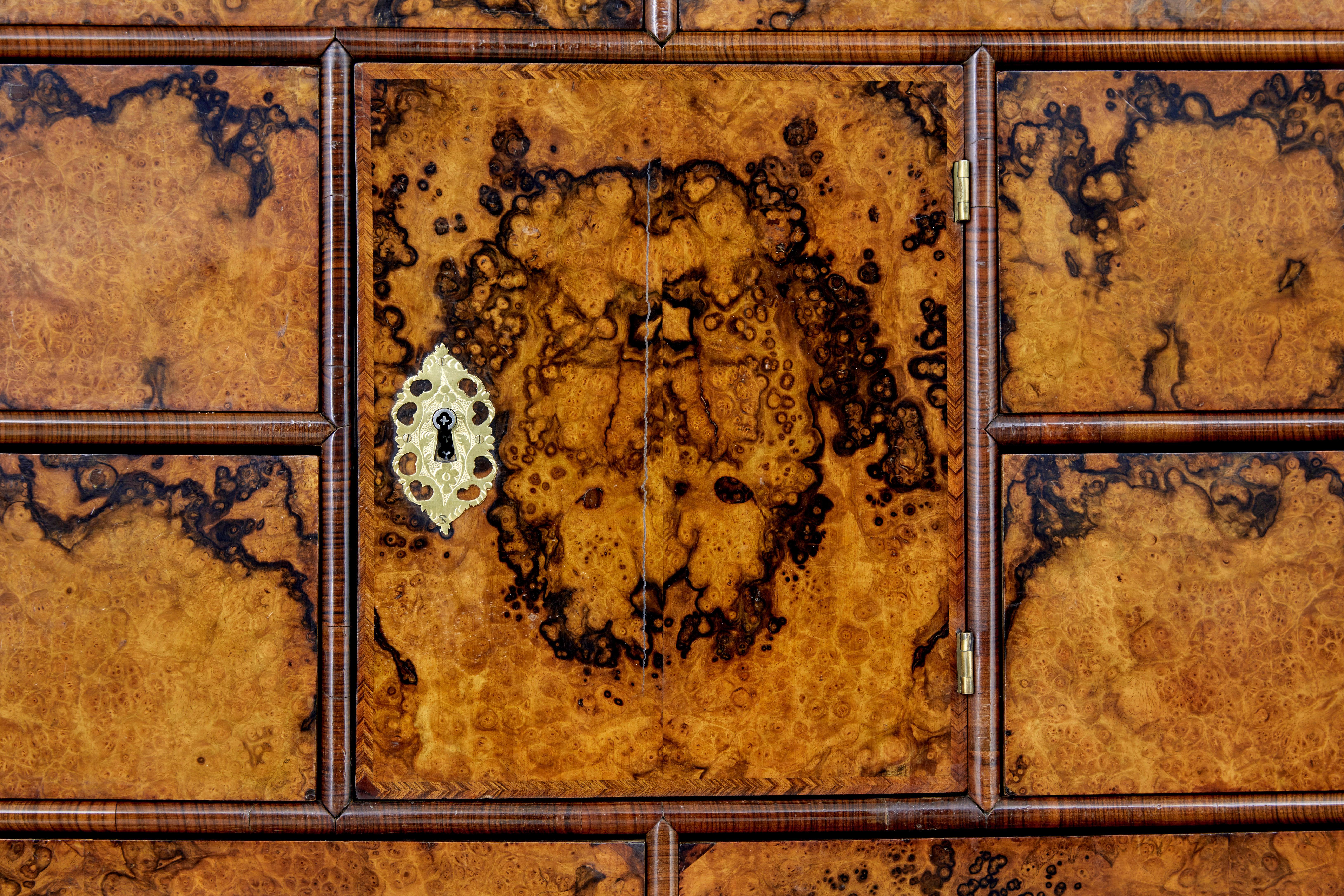 18th century George I walnut cabinet on chest in vendita 2