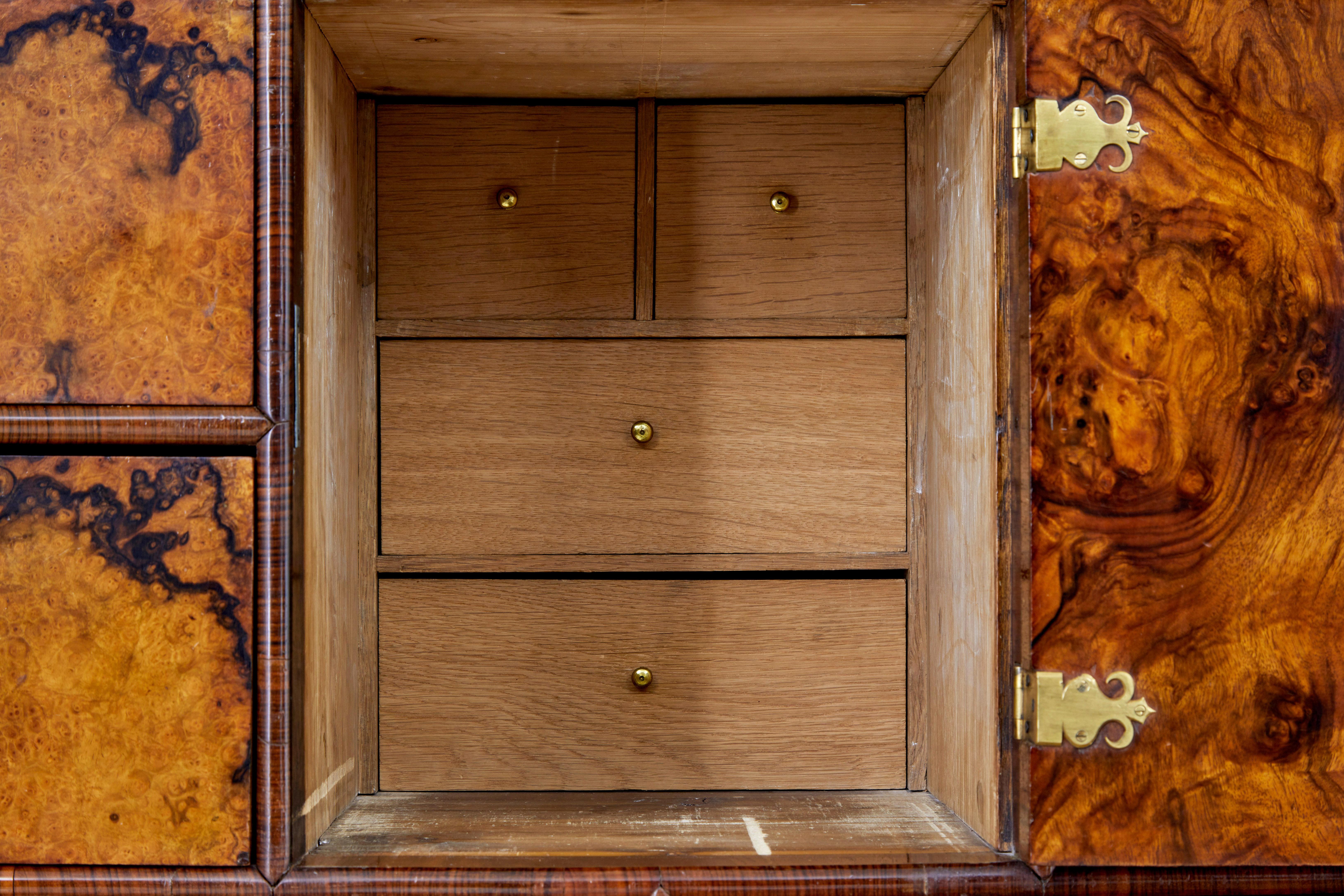 18th century George I walnut cabinet on chest in vendita 6