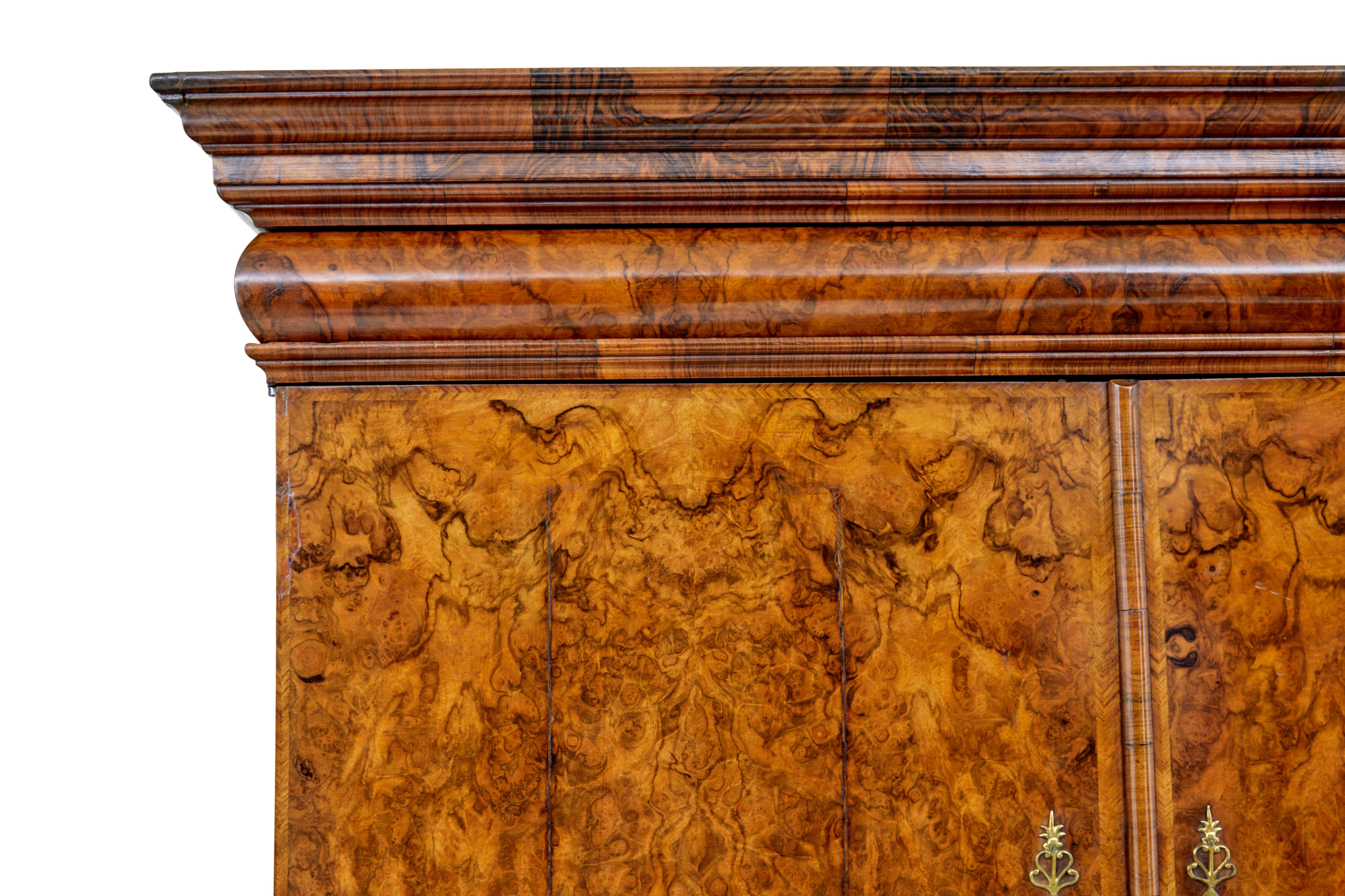 18th century George I walnut cabinet on chest in vendita 8