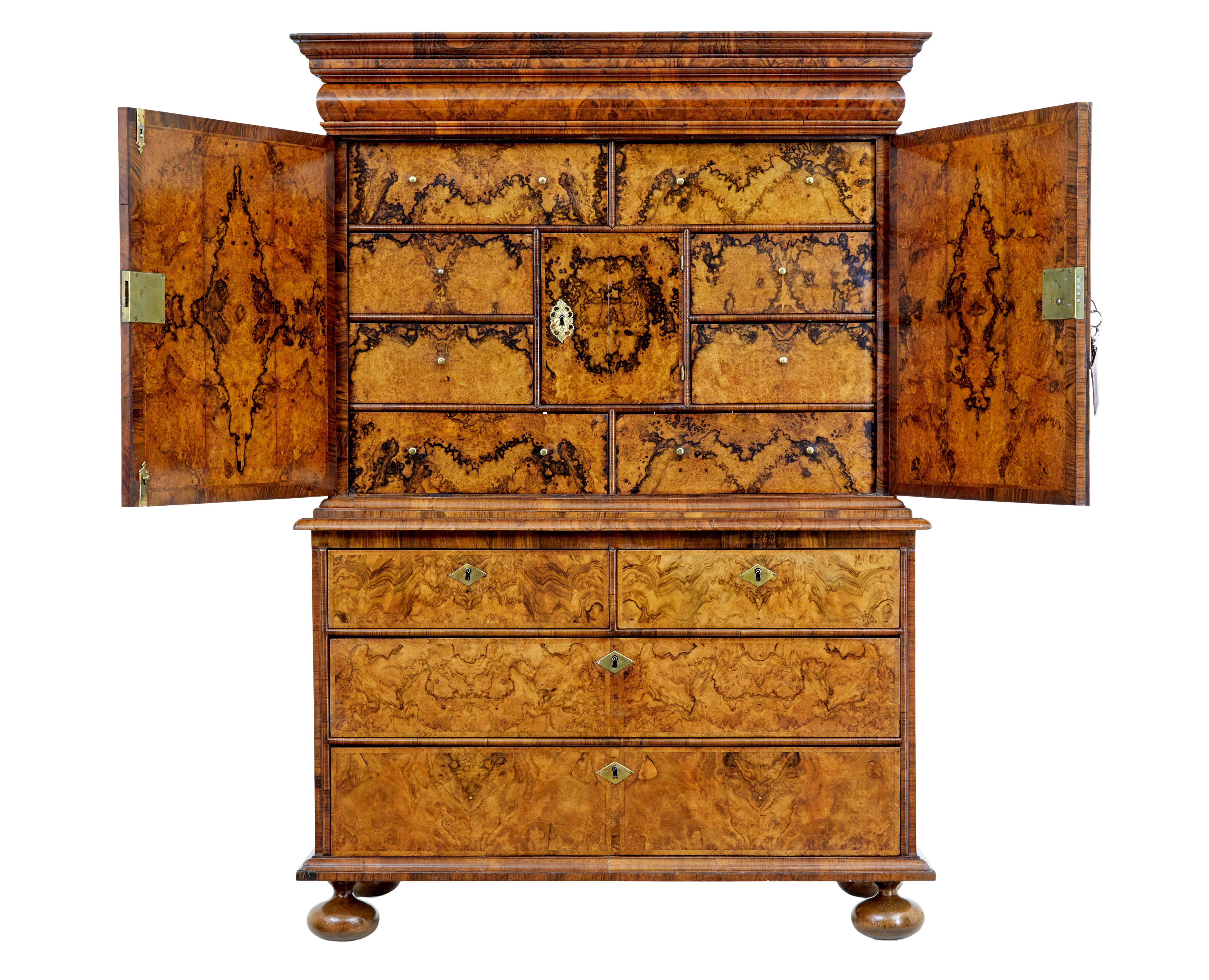 Giorgio I 18th century George I walnut cabinet on chest in vendita