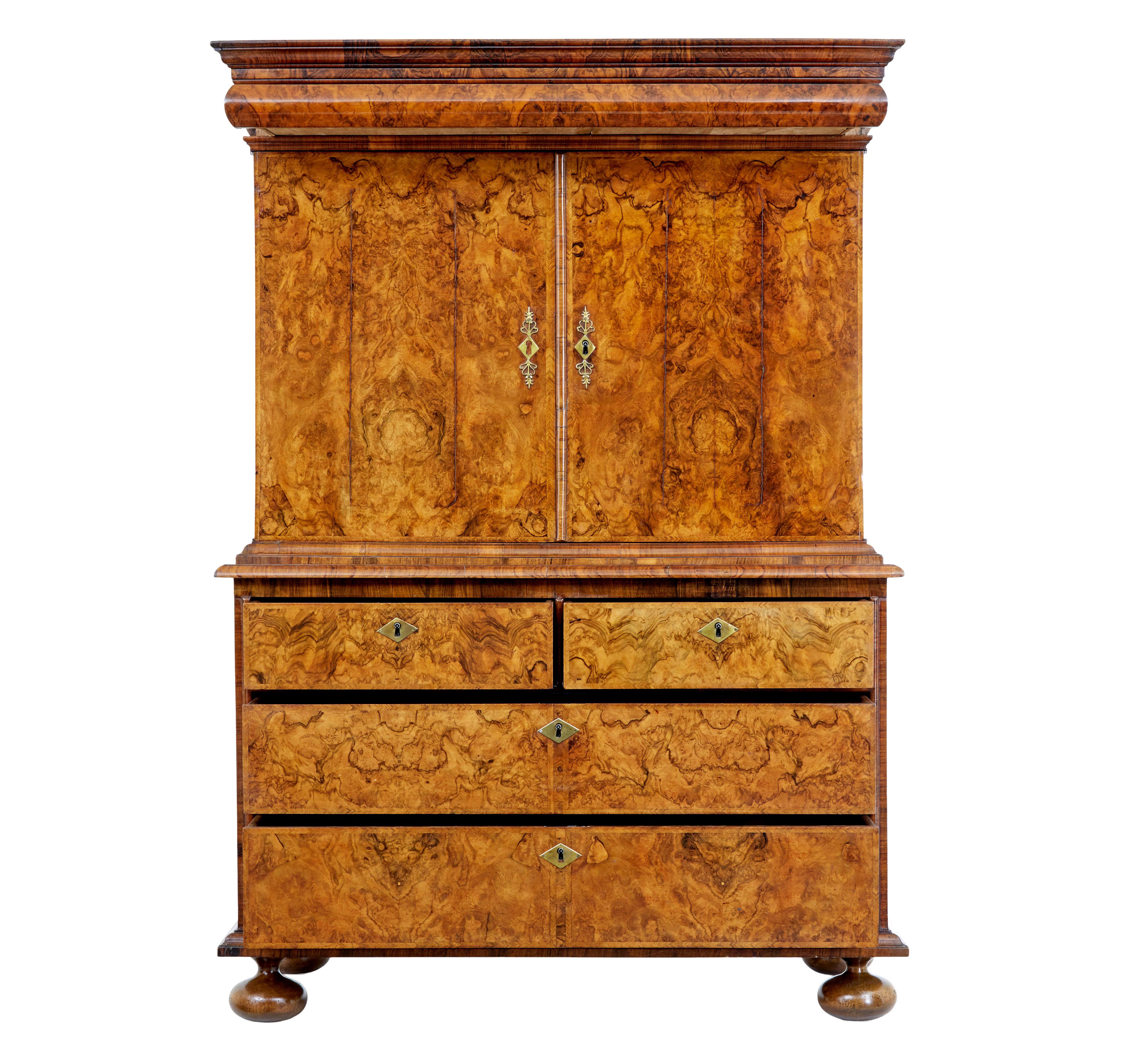 Intagliato a mano 18th century George I walnut cabinet on chest in vendita