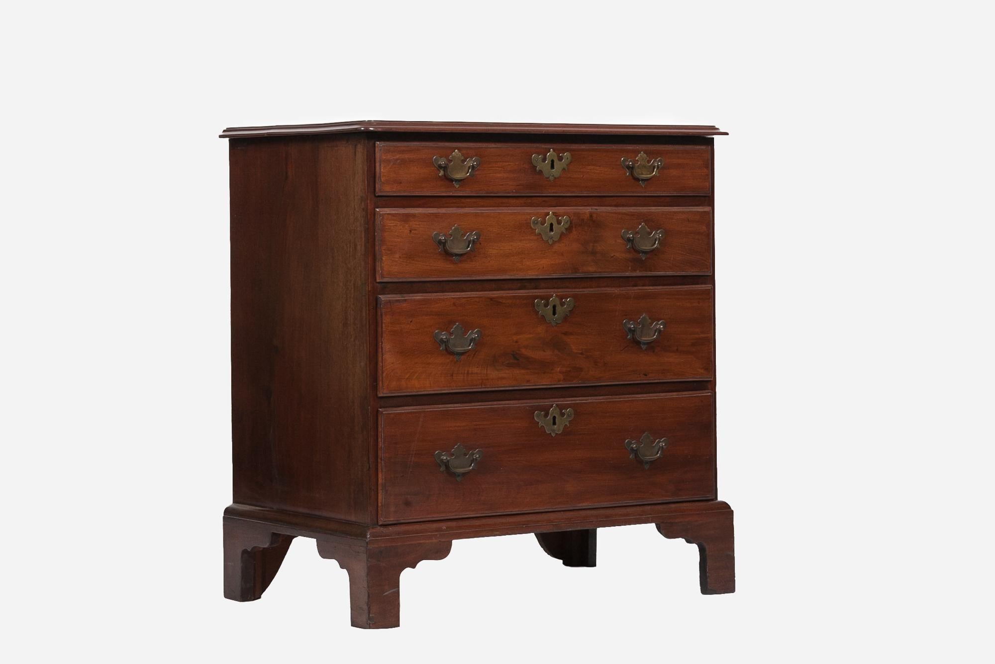 18th century George II figured Cuban mahogany bachelor chest of excellent compact proportions retaining excellent patina. The rectangular figured mahogany over-sailing top with moulded edge, below an arrangement of four long graduated cock beaded,