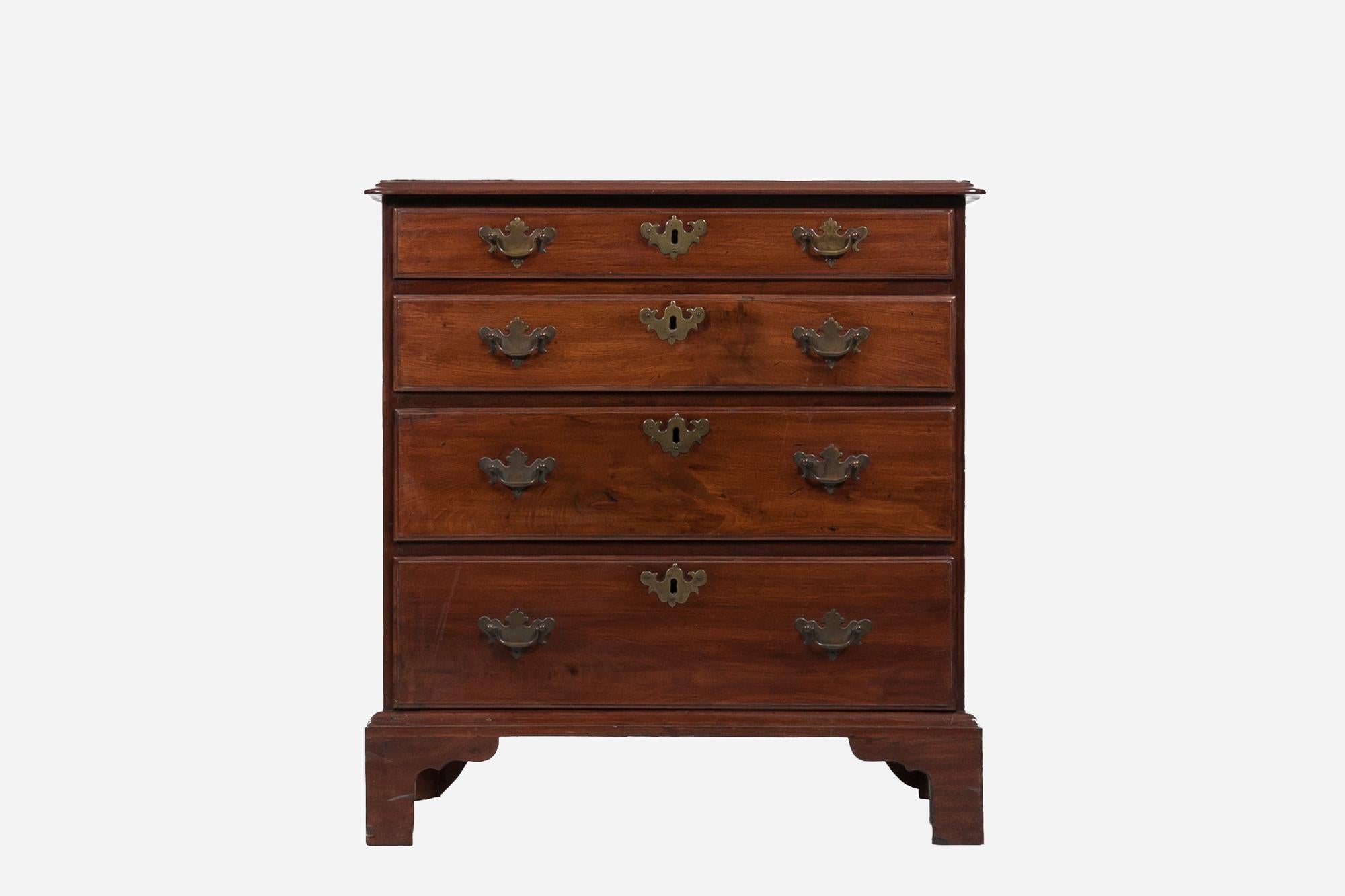 18th Century George II Bachelor Chest In Good Condition For Sale In Dublin 8, IE