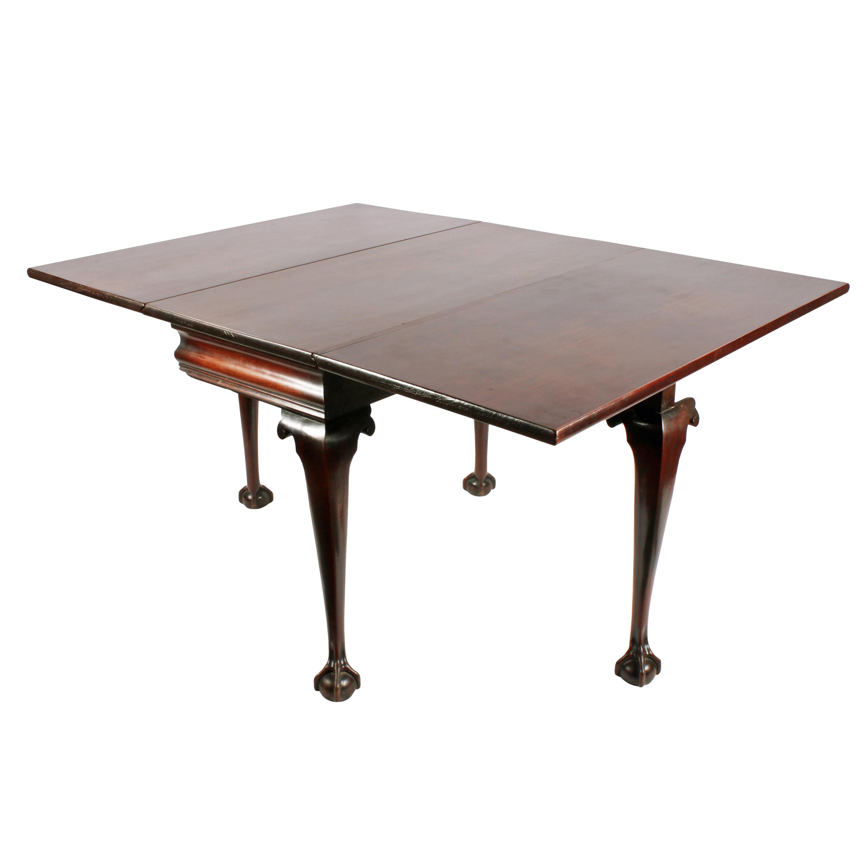 18th century George II walnut drop-leaf table


A mid-18th century George II Walnut oblong drop leaf dining table.

This table is very good quality and original color, has a solid walnut top with a rounded edge and a gated leg at each side to