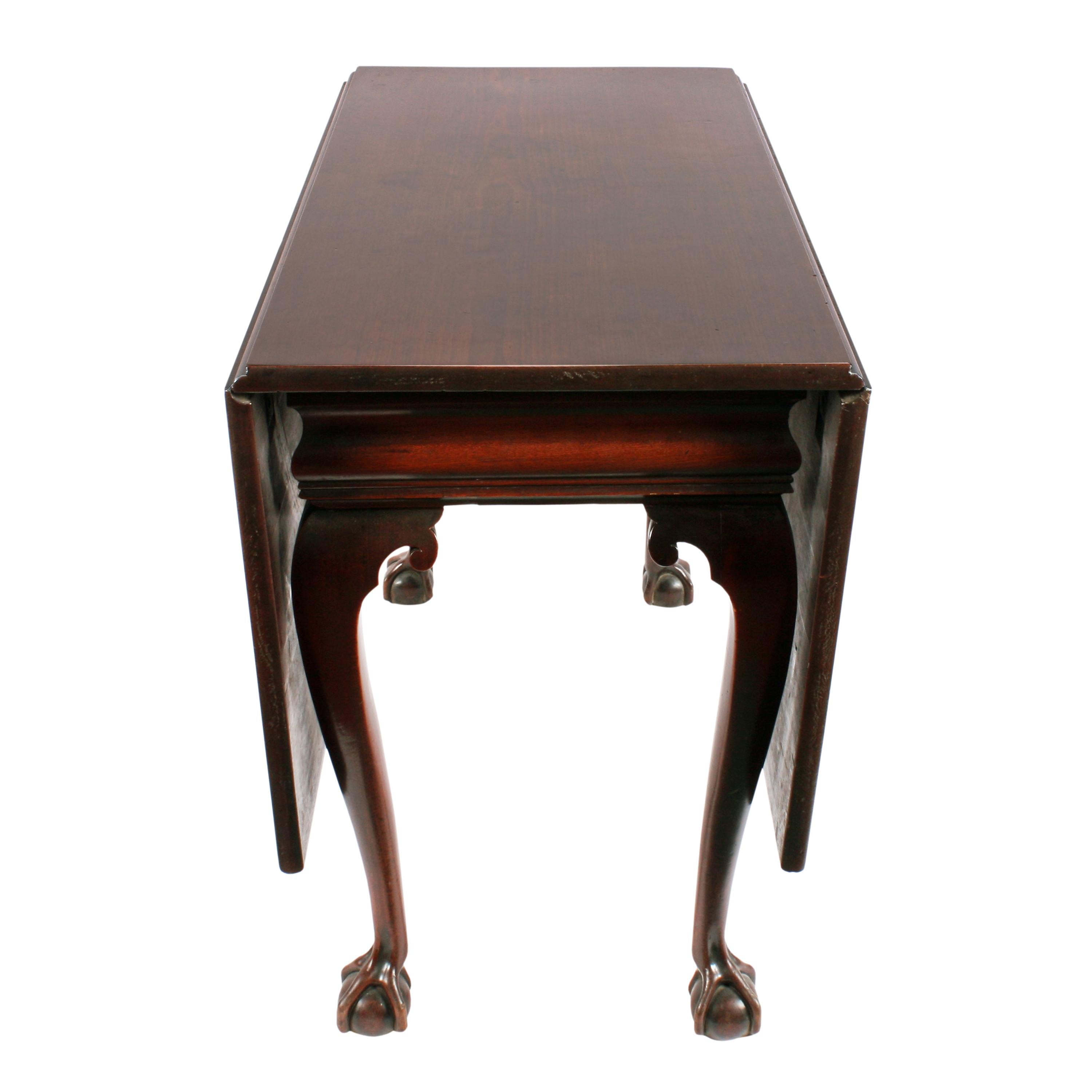 18th Century George II Walnut Drop Leaf Dining Table In Good Condition For Sale In Newcastle Upon Tyne, GB
