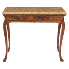 Table console George II du XVIIIe siècle en noyer figuré, marbre brocatelle de Sienne