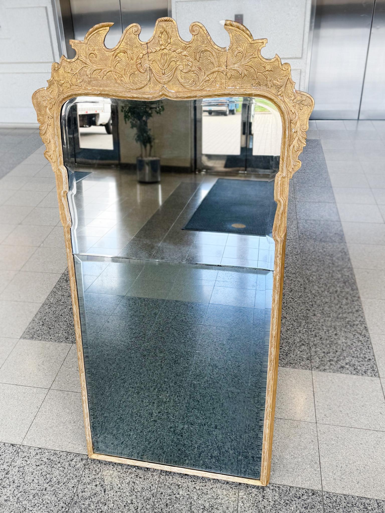 18th Century George II Giltwood Wall Mirror In Good Condition For Sale In New York, NY