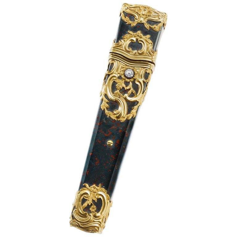 An 18th century George II gold and bloodstone etui case,

circa 1760.

With diamond push-piece 

Measures: height 4 in.

Mint condition. Very beautiful and high quality object.