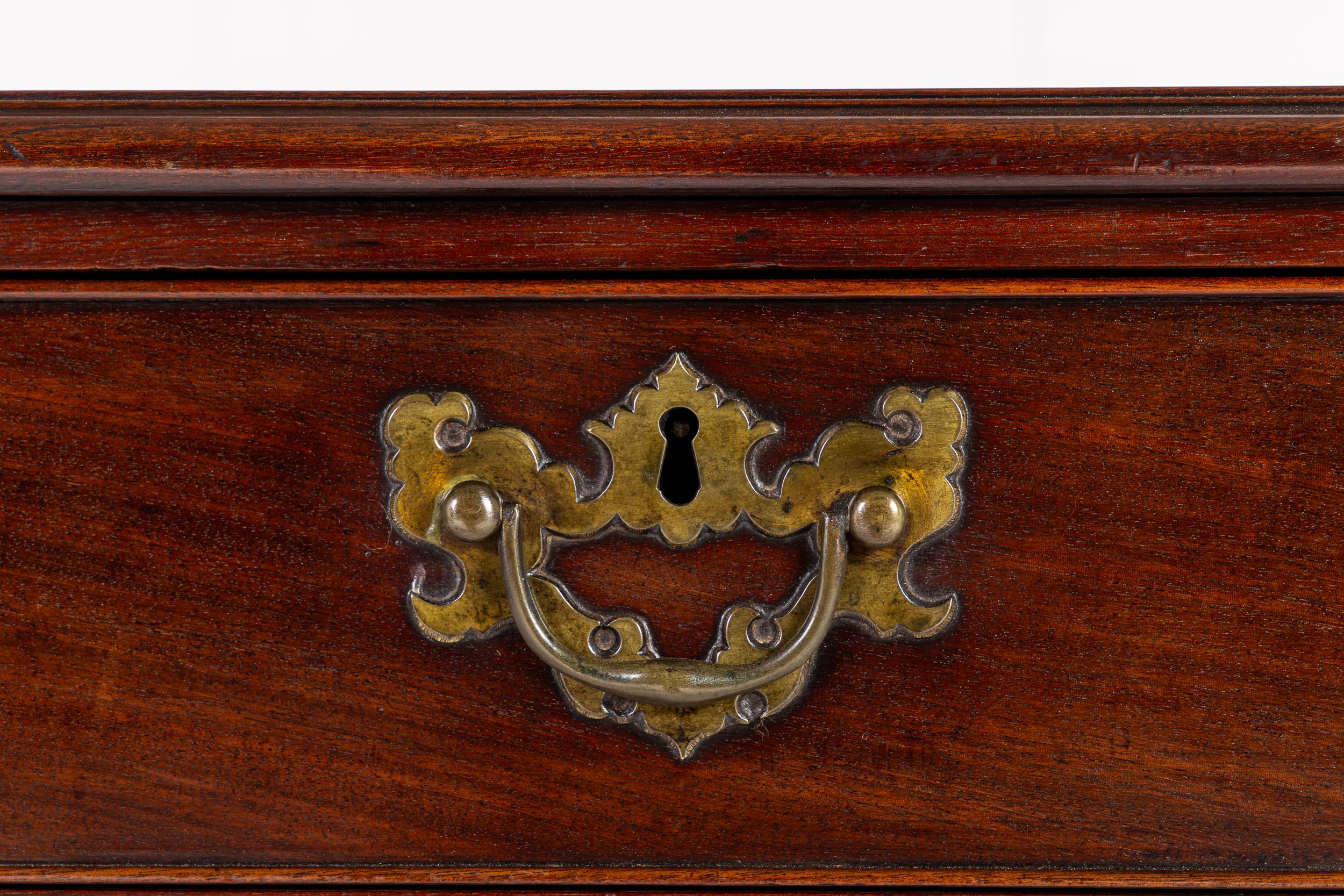 Cassettiera in mogano massiccio del XVIII secolo di Giorgio II con eccellente patinatura.

Realizzata in legno massiccio, questa cassapanca è di buone dimensioni e conserva un'eccellente serie di maniglie originali in ottone con un'eccezionale