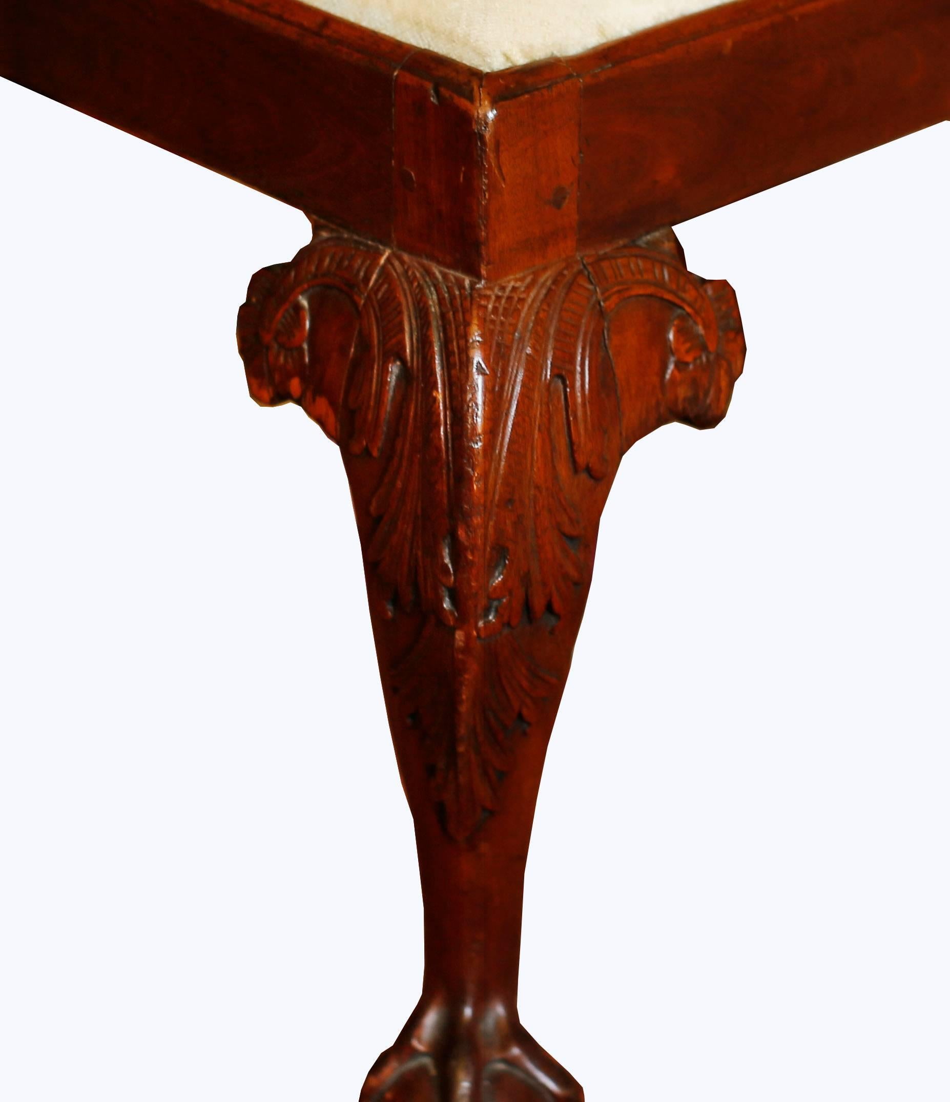 Ein hübscher Stuhl aus der Mitte des 18. Jahrhunderts mit einer geformten, geschwungenen Oberschiene, die in geschnitzten, verschnörkelten Armen endet. Drei gedrehte Säulen tragen das Geländer mit durchbrochenen Leisten, zwischen denen sich Bänder