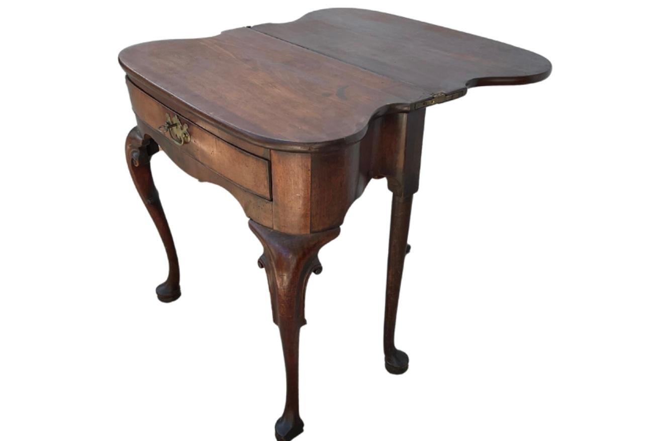 Table à jeux/thé du 18e siècle en acajou de George II Bon état - En vente à Bradenton, FL