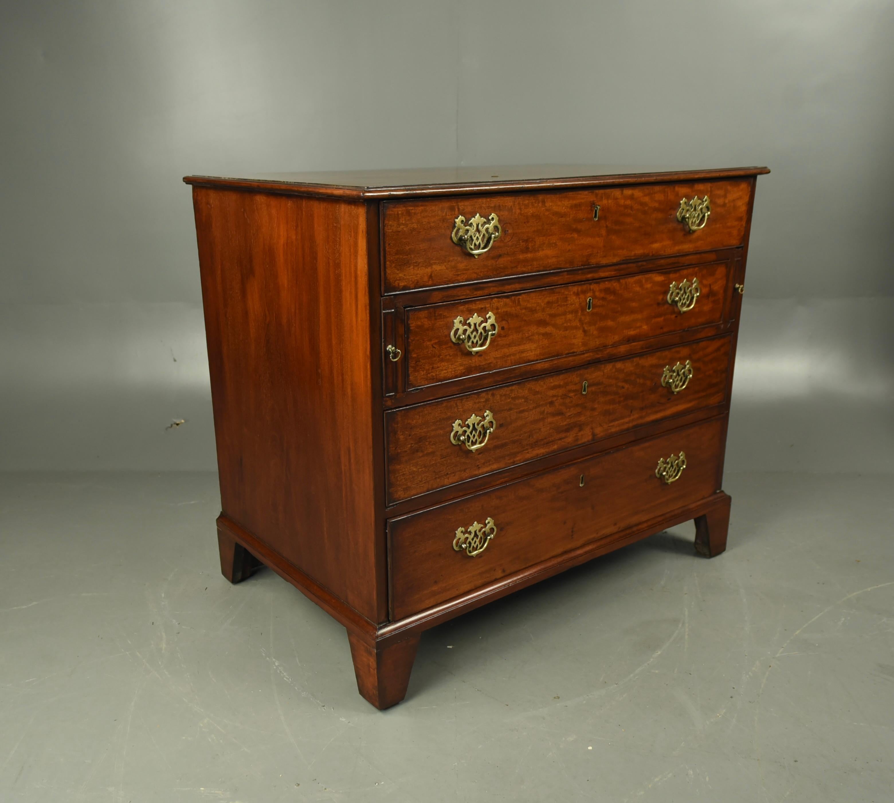 English 18th Century George II mahogany Gentleman's chest of drawers For Sale
