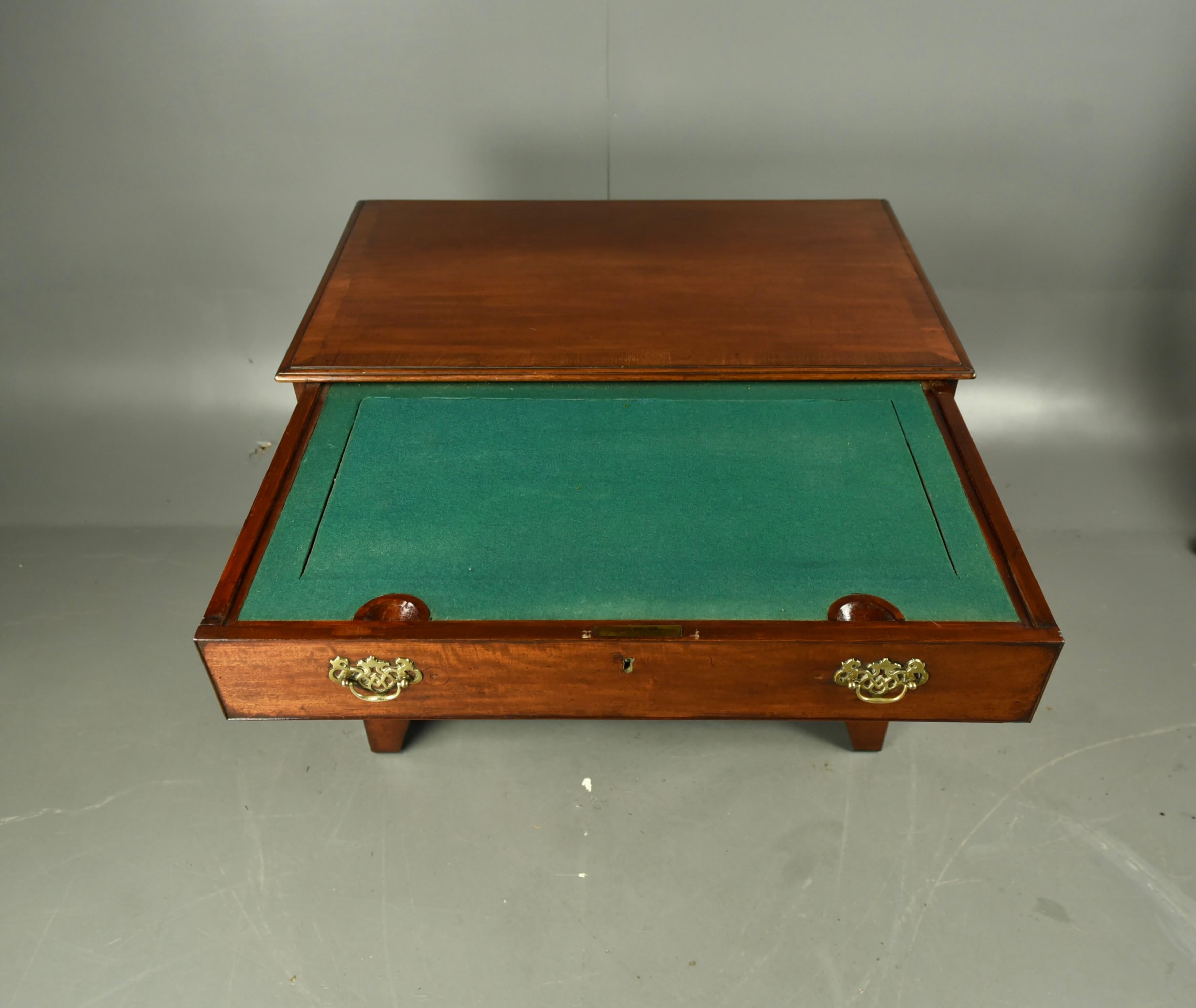 18th Century George II mahogany Gentleman's chest of drawers In Good Condition For Sale In Chelmsford, GB