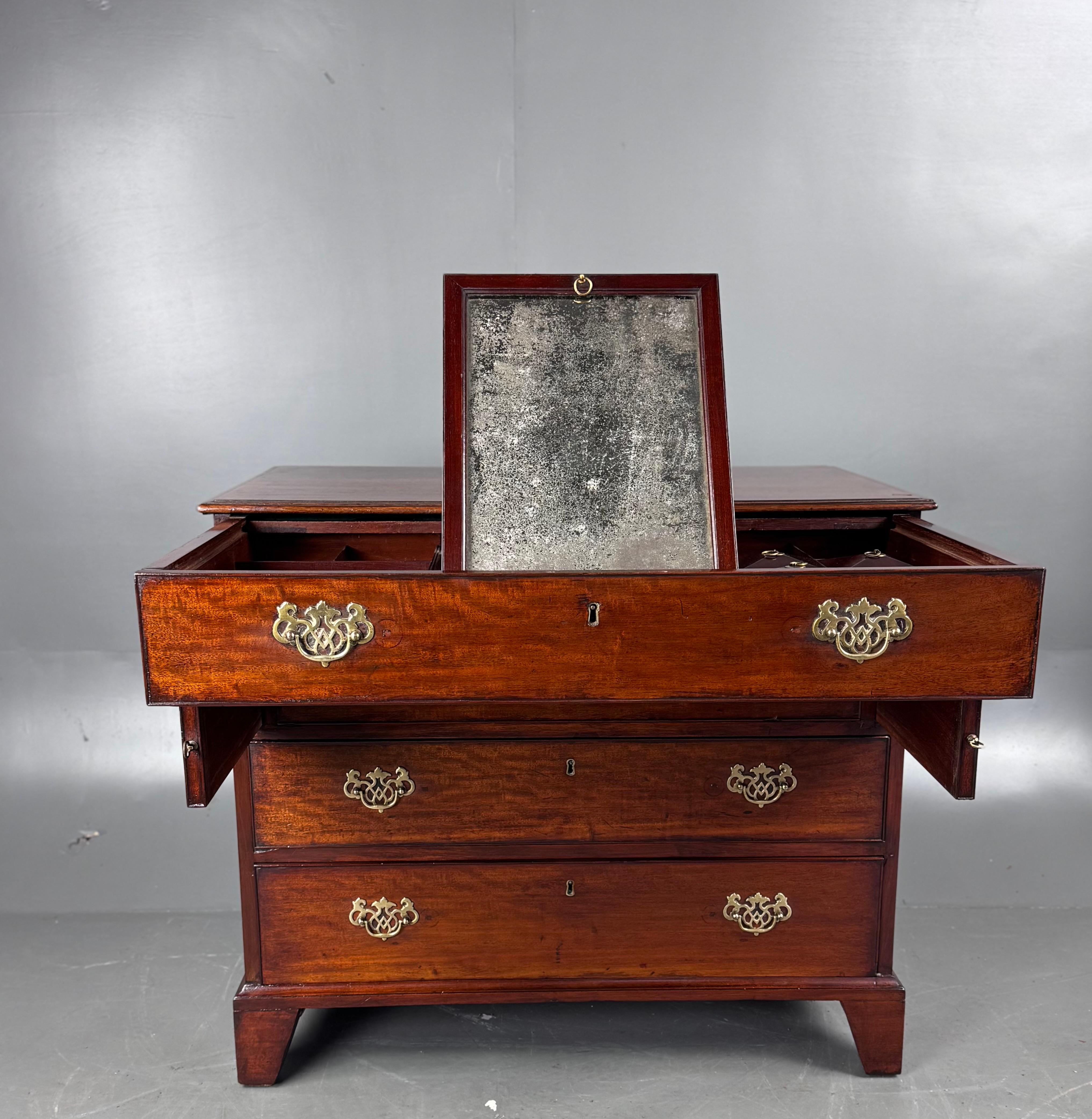 18th Century George II mahogany Gentleman's chest of drawers For Sale 1