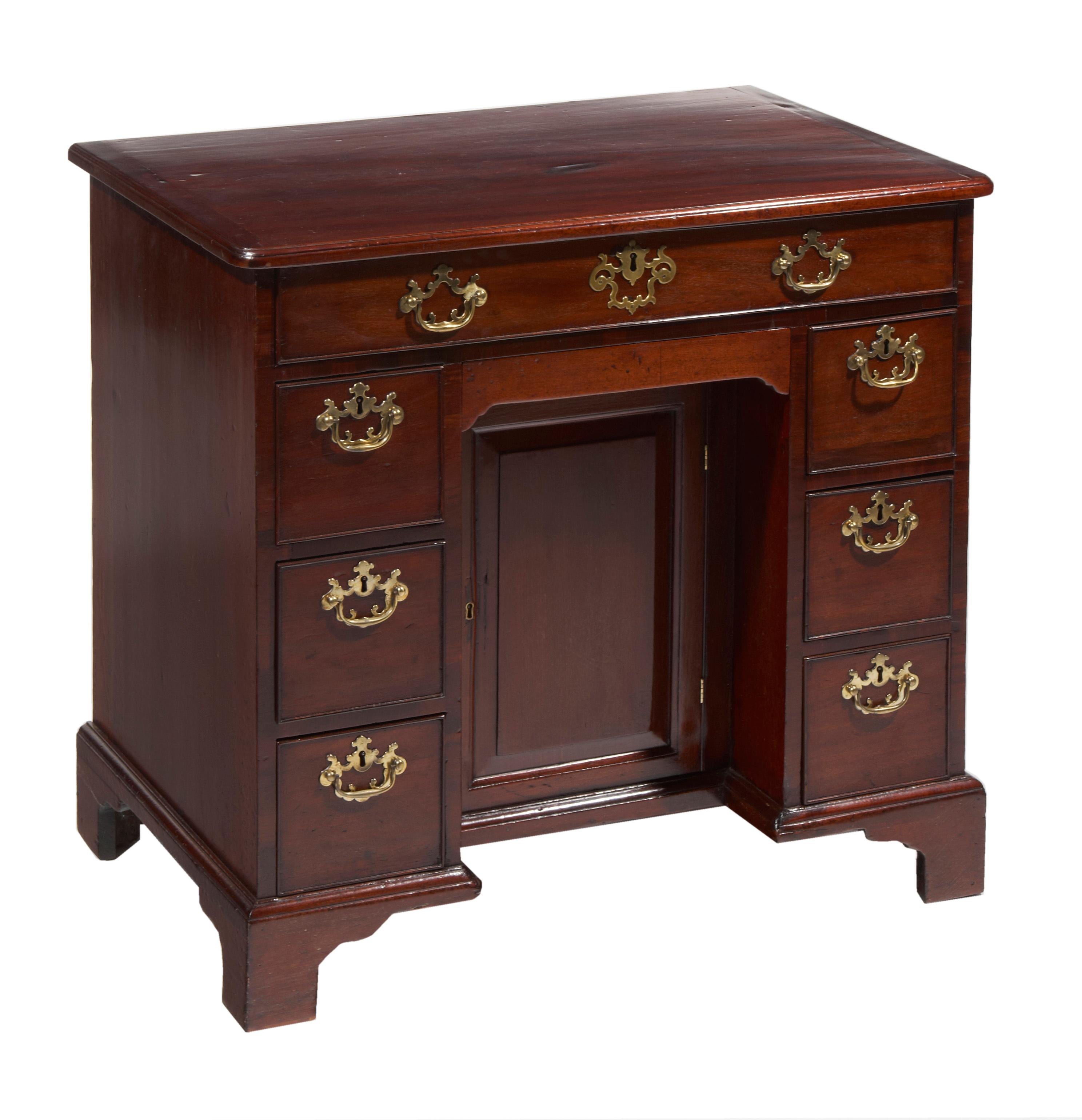 18th Century George II Mahogany Kneehole Desk In Good Condition For Sale In Dublin 8, IE