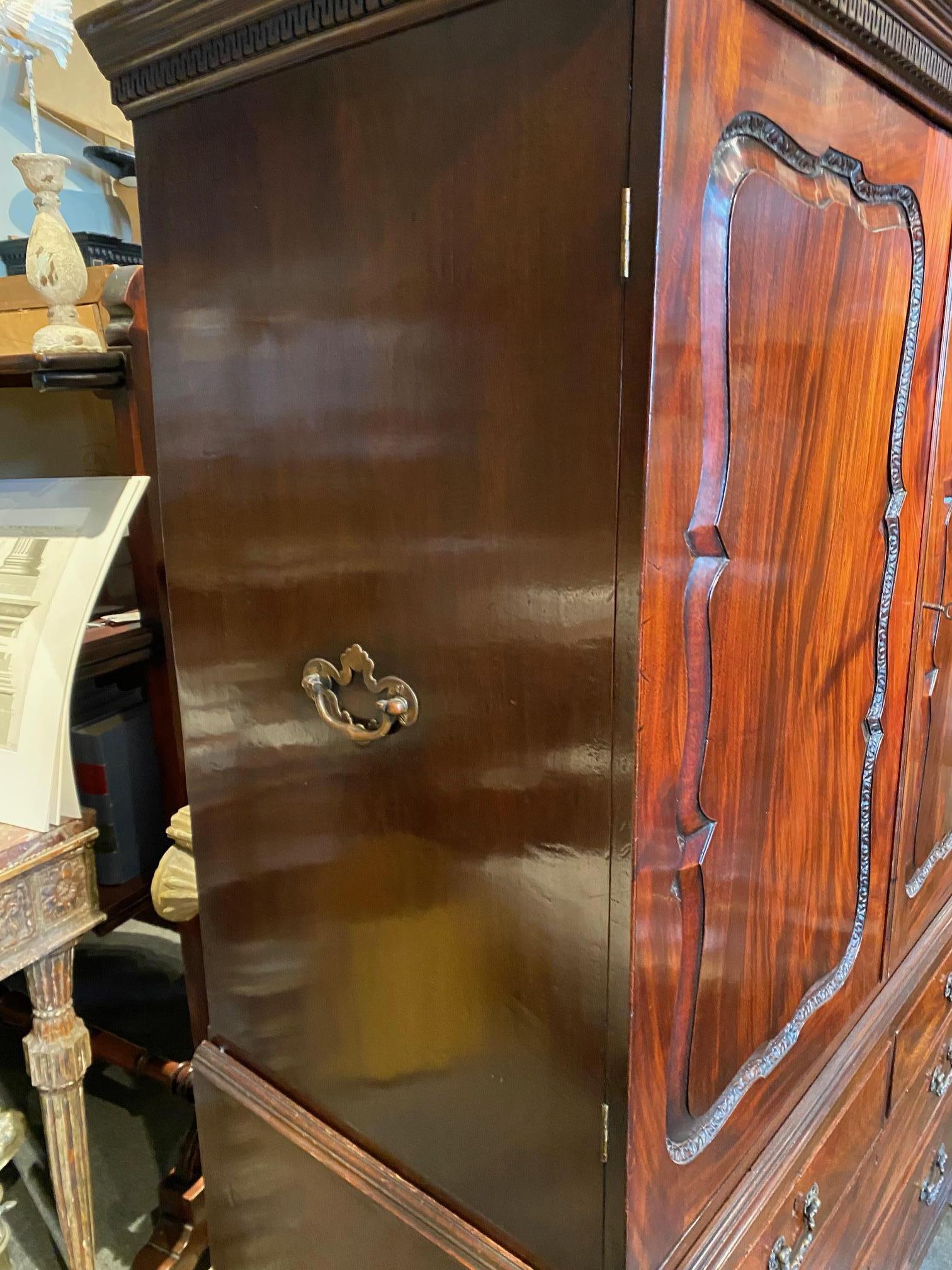18th-Century George II Mahogany Linen Press, Attributed, Giles Grendey In Good Condition For Sale In Montreal, QC