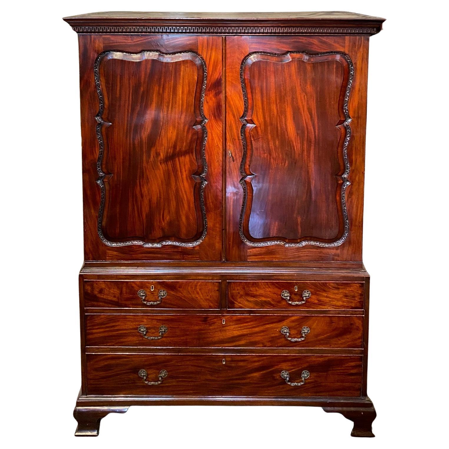 Presse en lin d'acajou George II du 18e siècle, attribuée à Giles Grendey