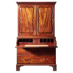 Presse secrétaire en lin acajou George II du 18ème siècle, attribuée à Giles Grendey