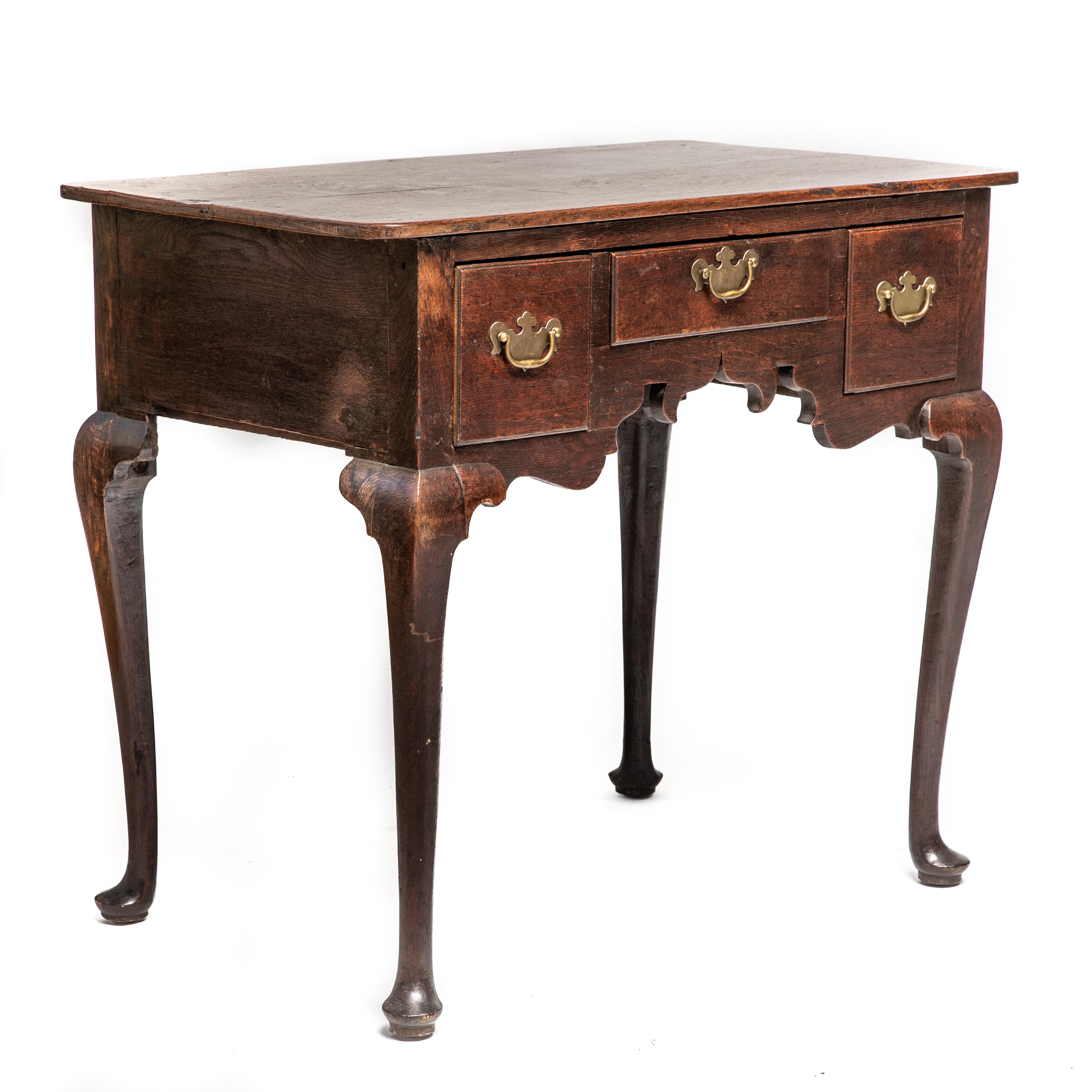 18th century George II oak dressing table with drawers raised on cabriole legs. Measures: 28