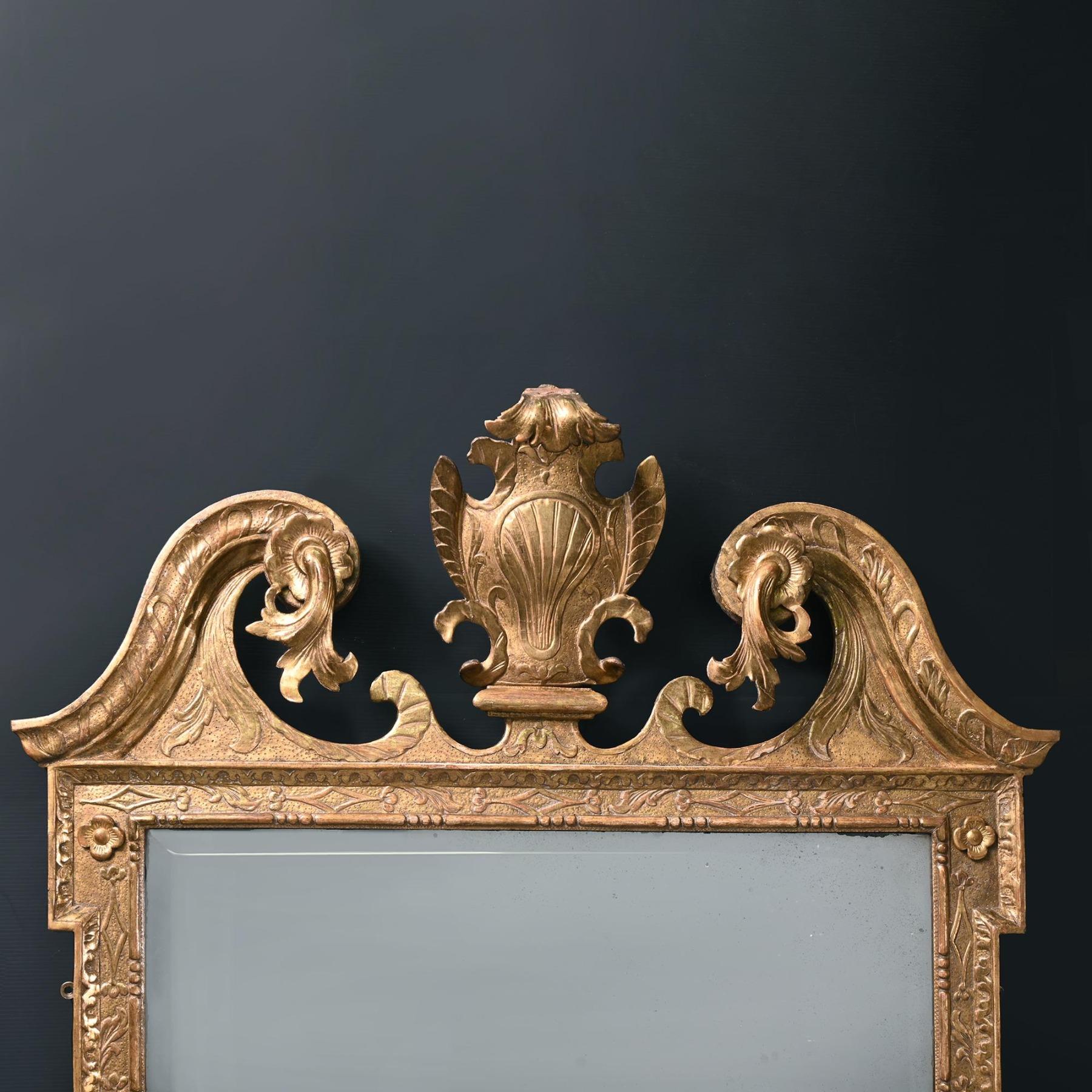 Anglais Miroir en bois doré et gesso sculpté d'époque George II du XVIIIe siècle en vente