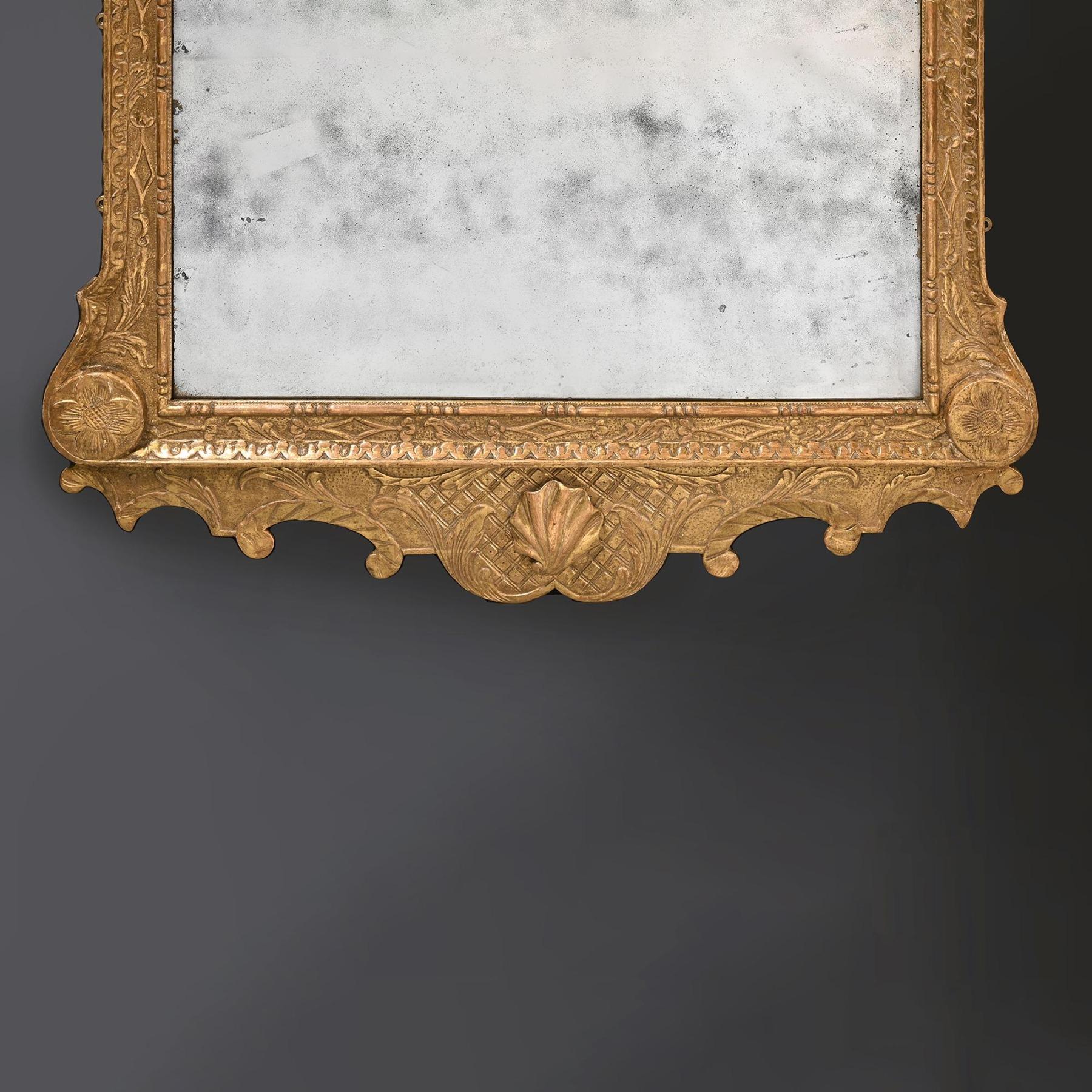 Miroir en bois doré et gesso sculpté d'époque George II du XVIIIe siècle Bon état - En vente à Benington, Herts