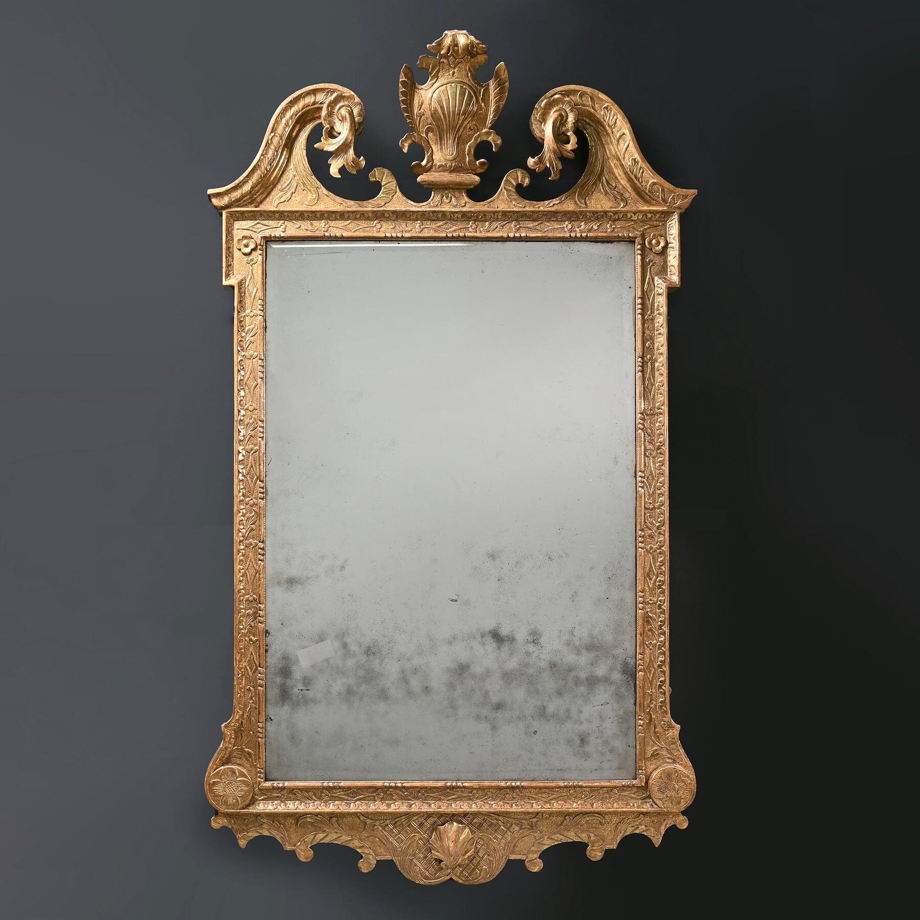 Miroir en bois doré d'époque George II du XVIIIe siècle, avec fronton en col de cygne et cartouche central, conservant sa plaque de miroir biseautée d'origine en forme de vauxhall.

Anglais, c.C.C.


Ce magnifique miroir en bois doré a été fabriqué