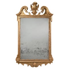 Espejo de madera dorada y gesso tallado de la época de Jorge II del siglo XVIII