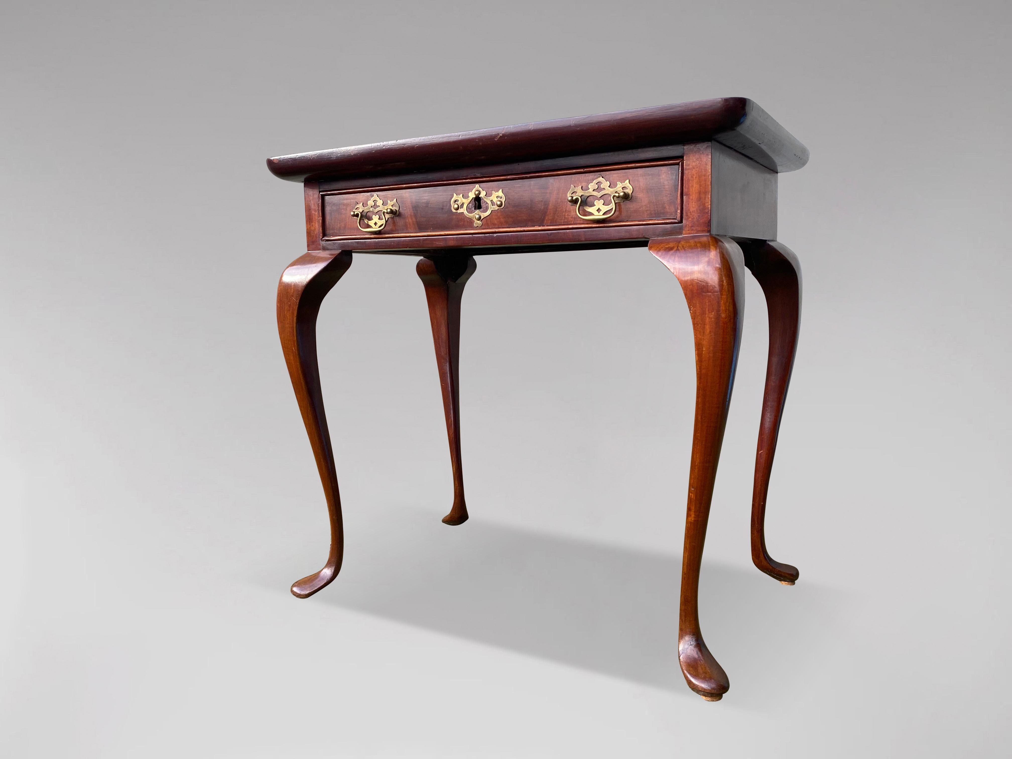 Poli Table à thé en acajou du 18e siècle, de style George II, avec plateau en verre. en vente