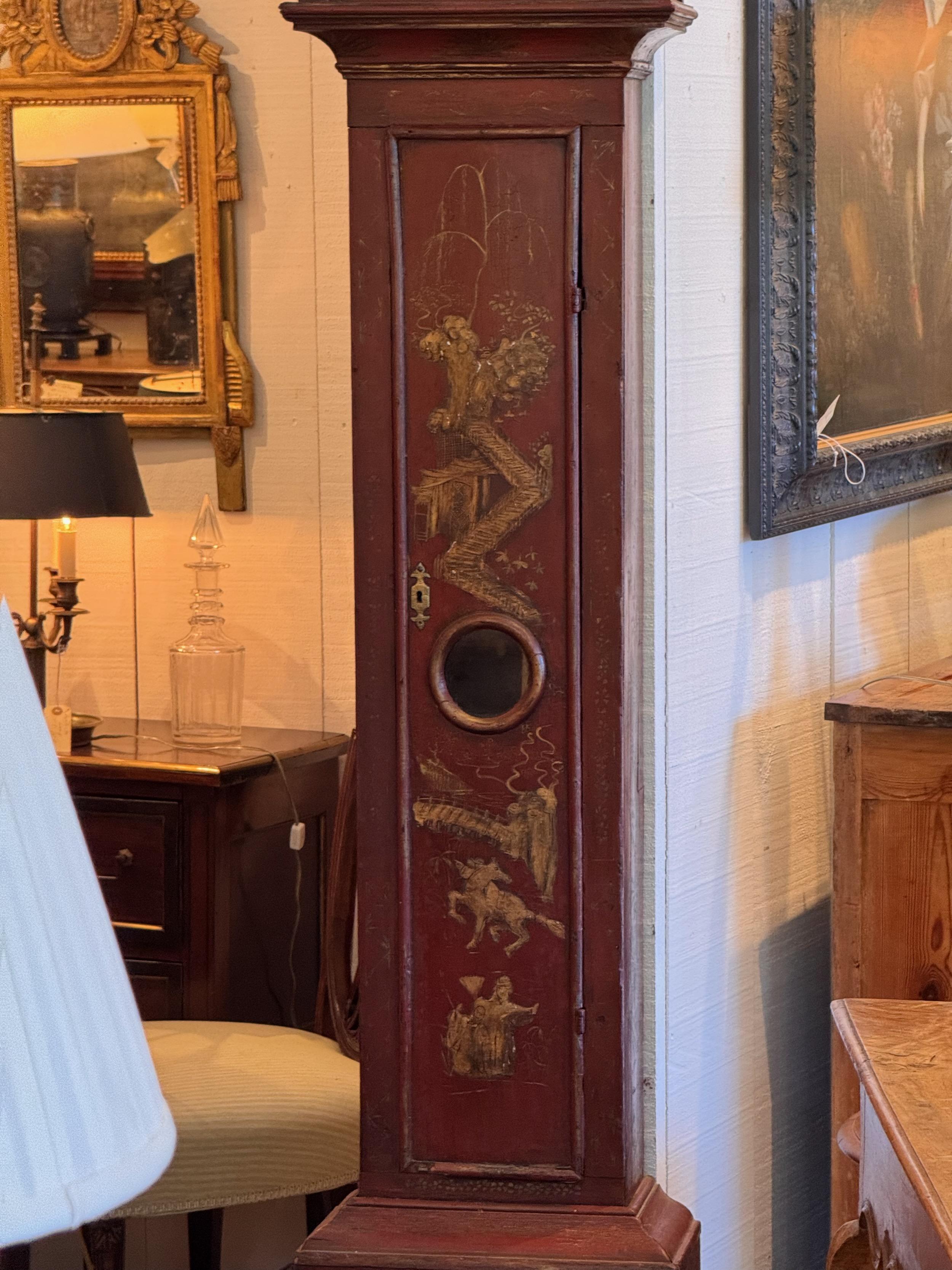 Rote Chinoiserie-Uhr aus dem 18. Jahrhundert George II (18. Jahrhundert und früher) im Angebot