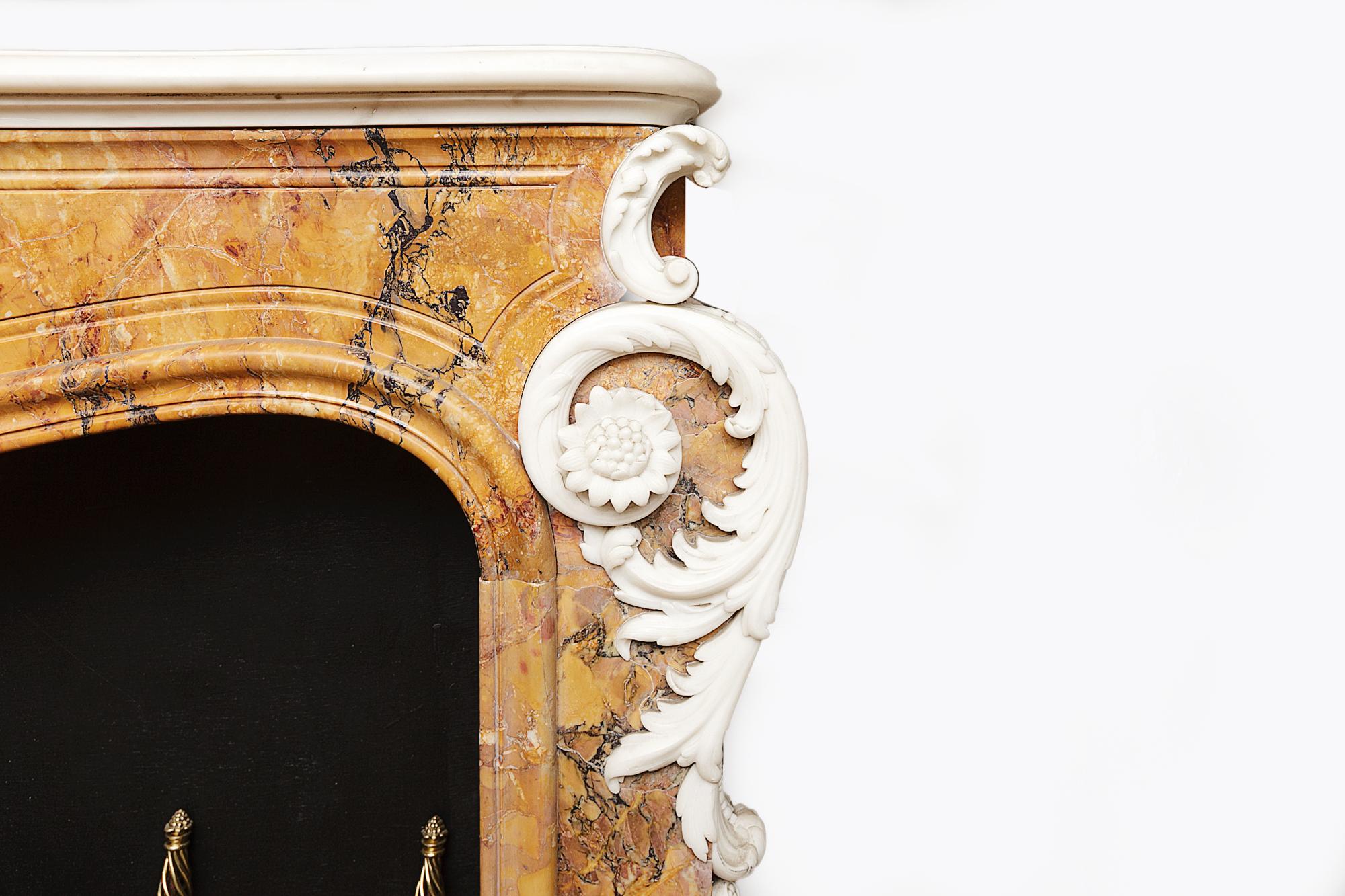 Giorgio II Cornice da camino in marmo statuario bianco e terra di Siena del XVIII secolo in vendita