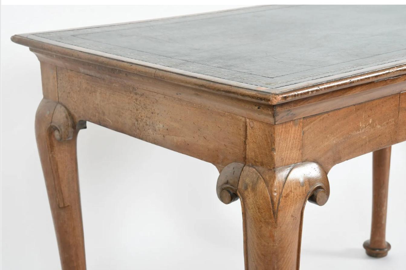 Britannique Table à écrire en noyer du XVIIIe siècle de George II en vente