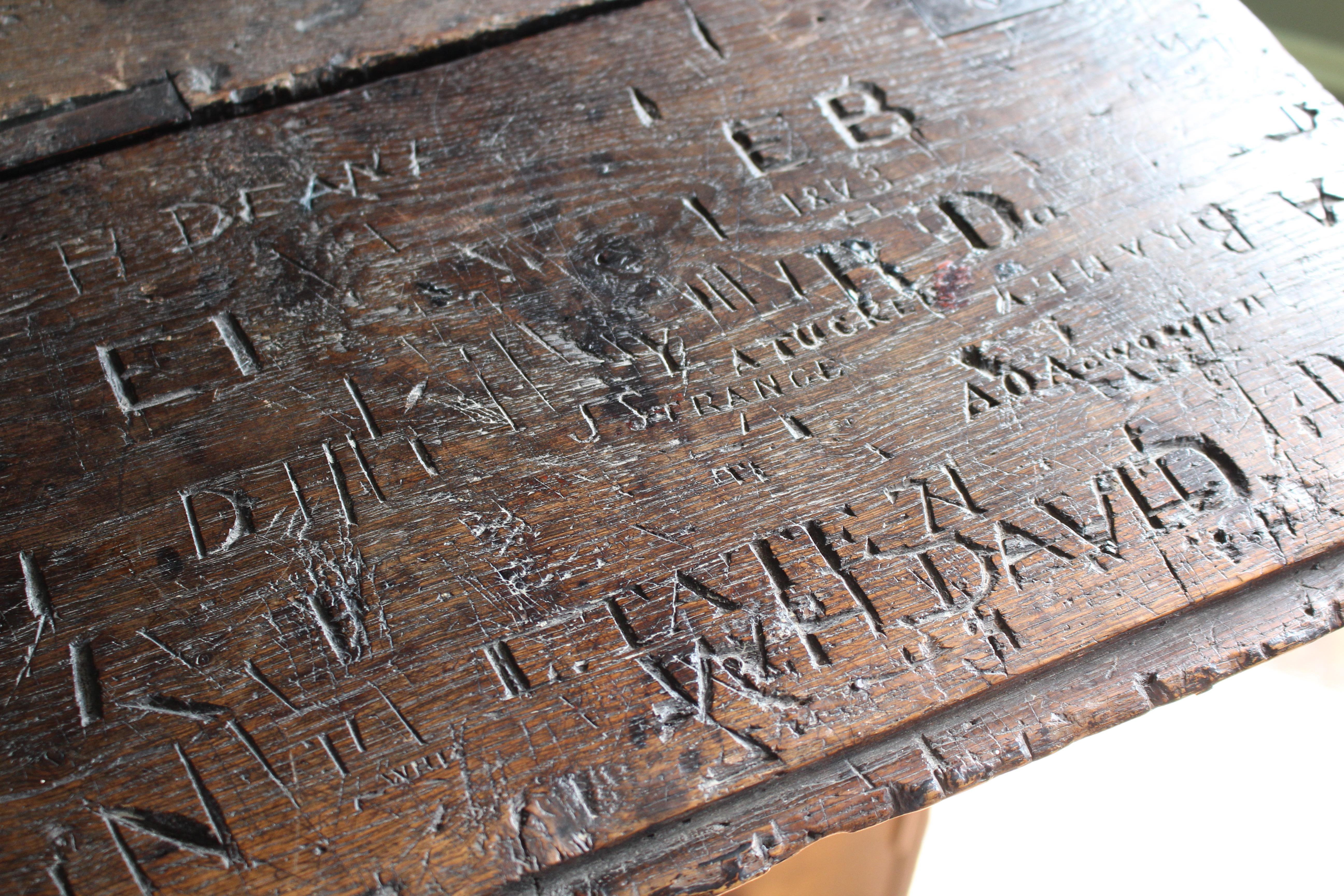 18th Century George III Dormitory Graffitied Bureau Winchester College Desk In Good Condition For Sale In Lowestoft, GB
