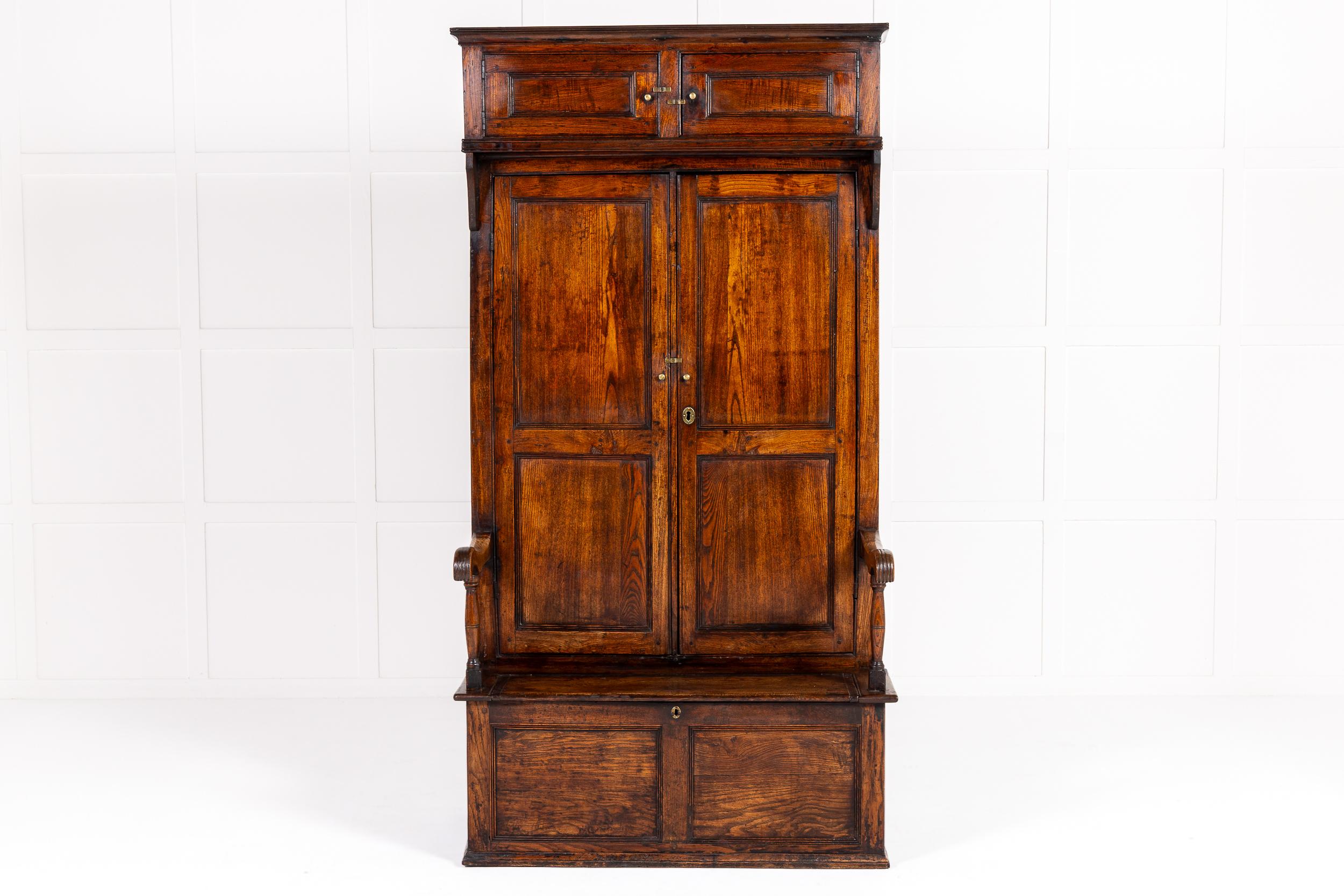 Una meravigliosa credenza in olmo Bacon del XVIII secolo, dalla figura eccezionale e dalla forma insolita.

Questo mobile è un tipo di mobile noto come 