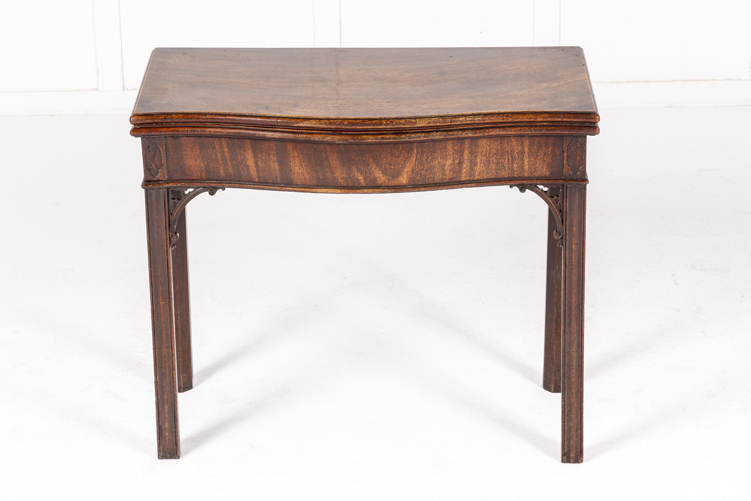 Table à thé en serpentine anglaise du milieu du XVIIIe siècle, d'excellente couleur, avec un tiroir caché.

Conçue à la manière de Chippendale, cette jolie table à thé est de forme serpentine. Le plateau s'ouvre et repose sur un pied pivotant qui