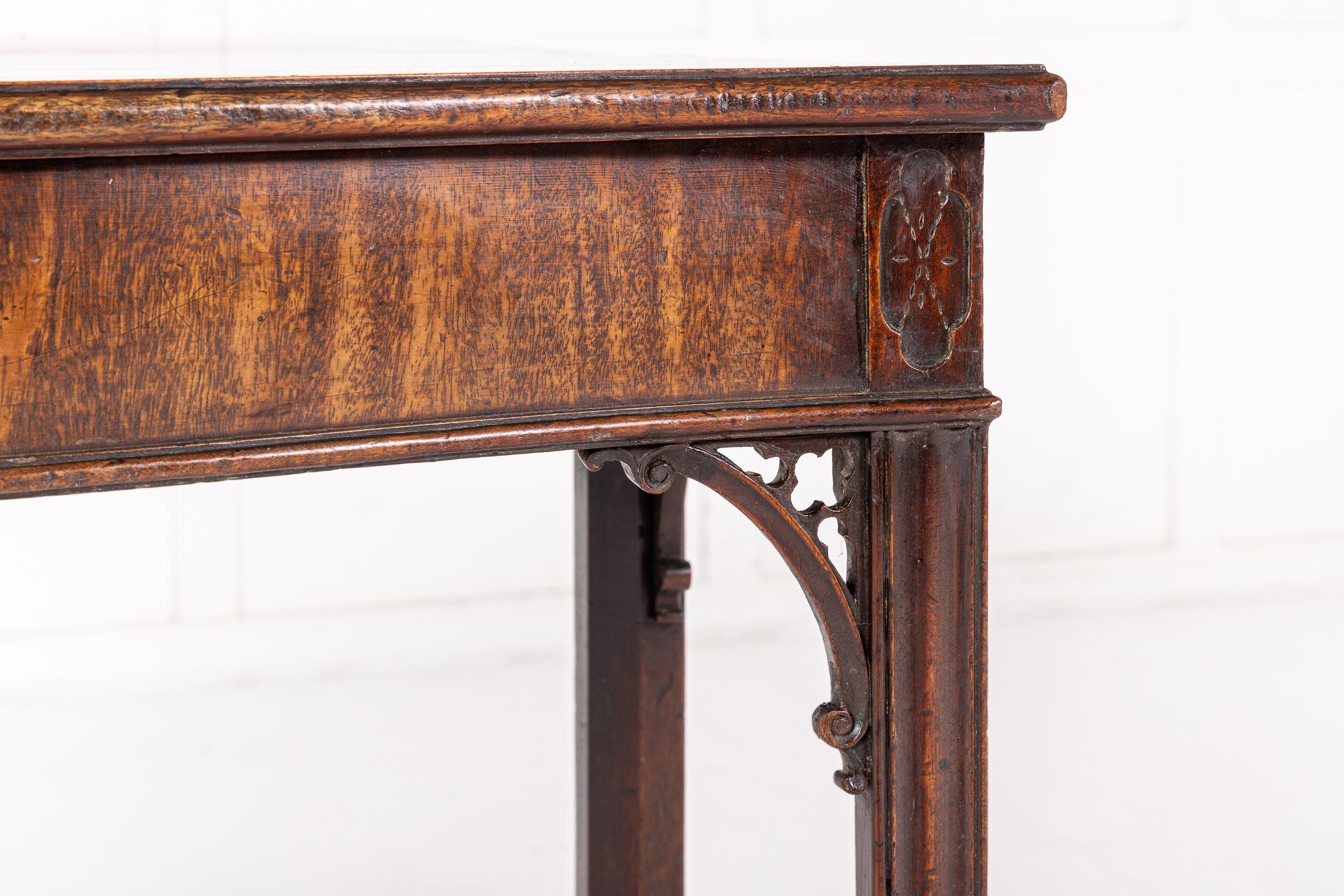 Table à thé serpentine anglaise George III du 18ème siècle en acajou Excellent état - En vente à Gloucestershire, GB