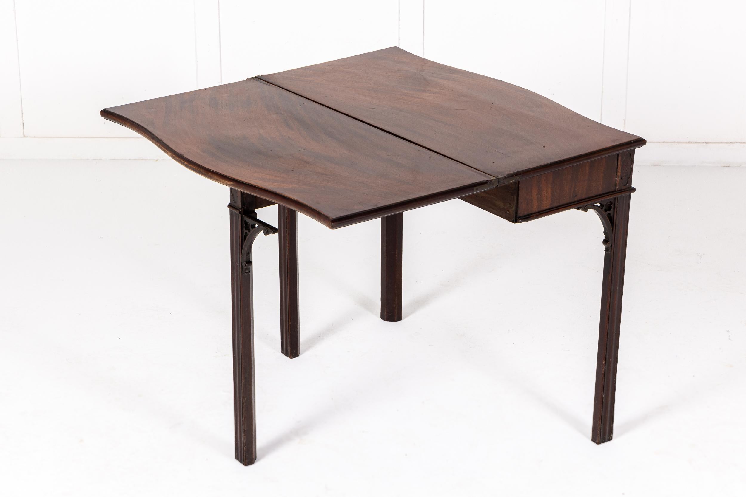 XVIIIe siècle et antérieur Table à thé serpentine anglaise George III du 18ème siècle en acajou en vente