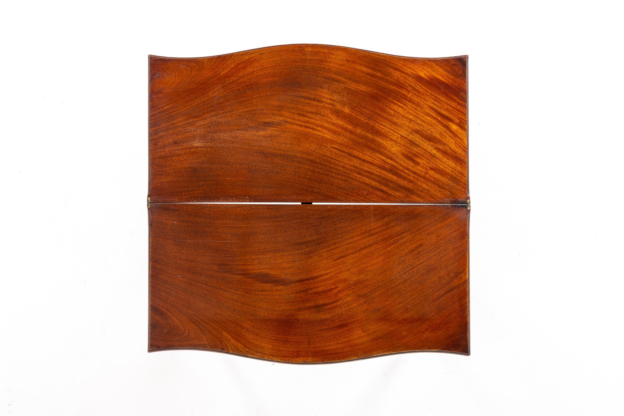 Acajou Table à thé serpentine anglaise George III du 18ème siècle en acajou en vente