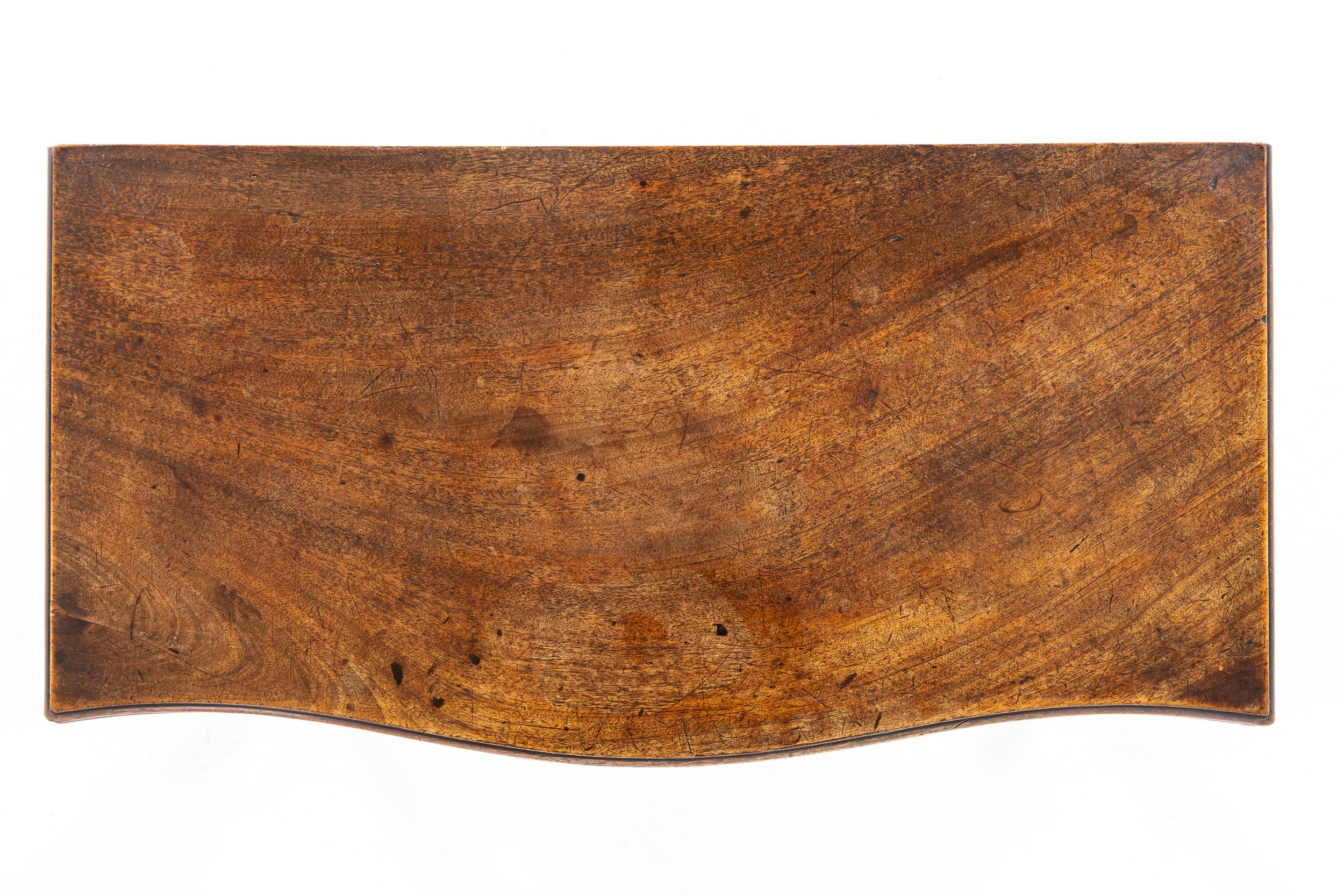 Table à thé serpentine anglaise George III du 18ème siècle en acajou en vente 1