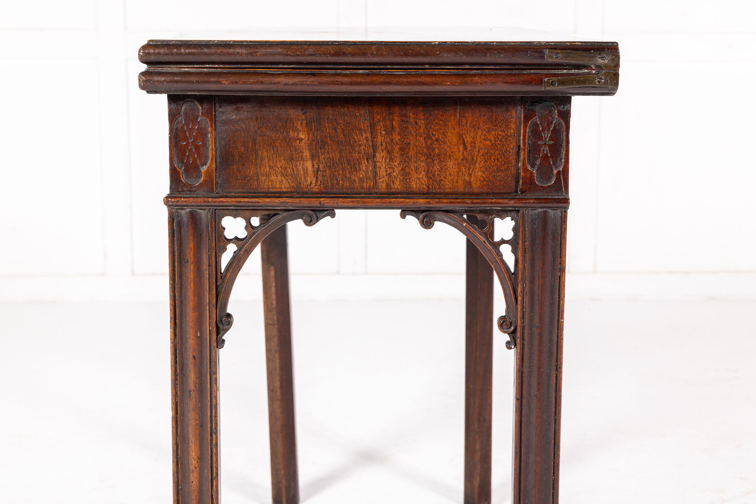 Table à thé serpentine anglaise George III du 18ème siècle en acajou en vente 2