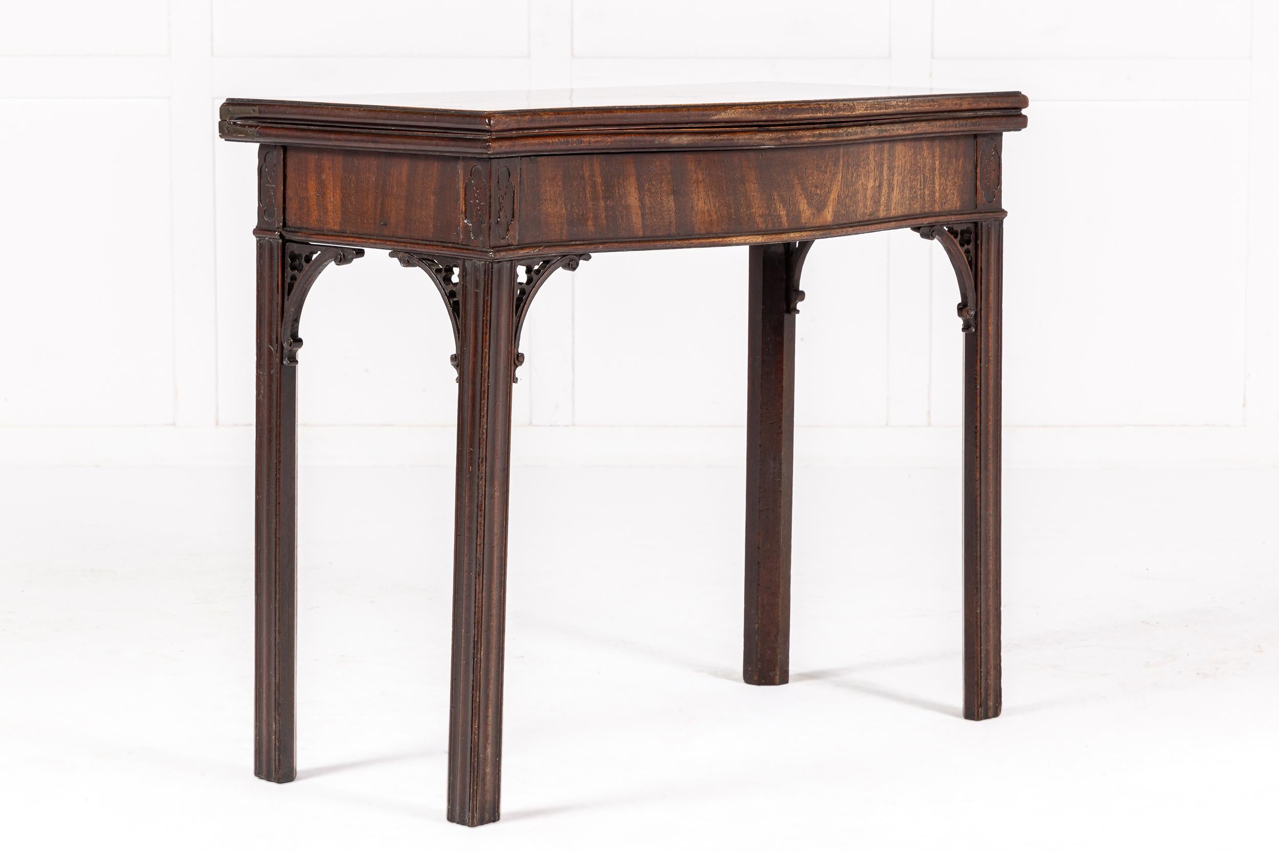 Table à thé serpentine anglaise George III du 18ème siècle en acajou en vente 3