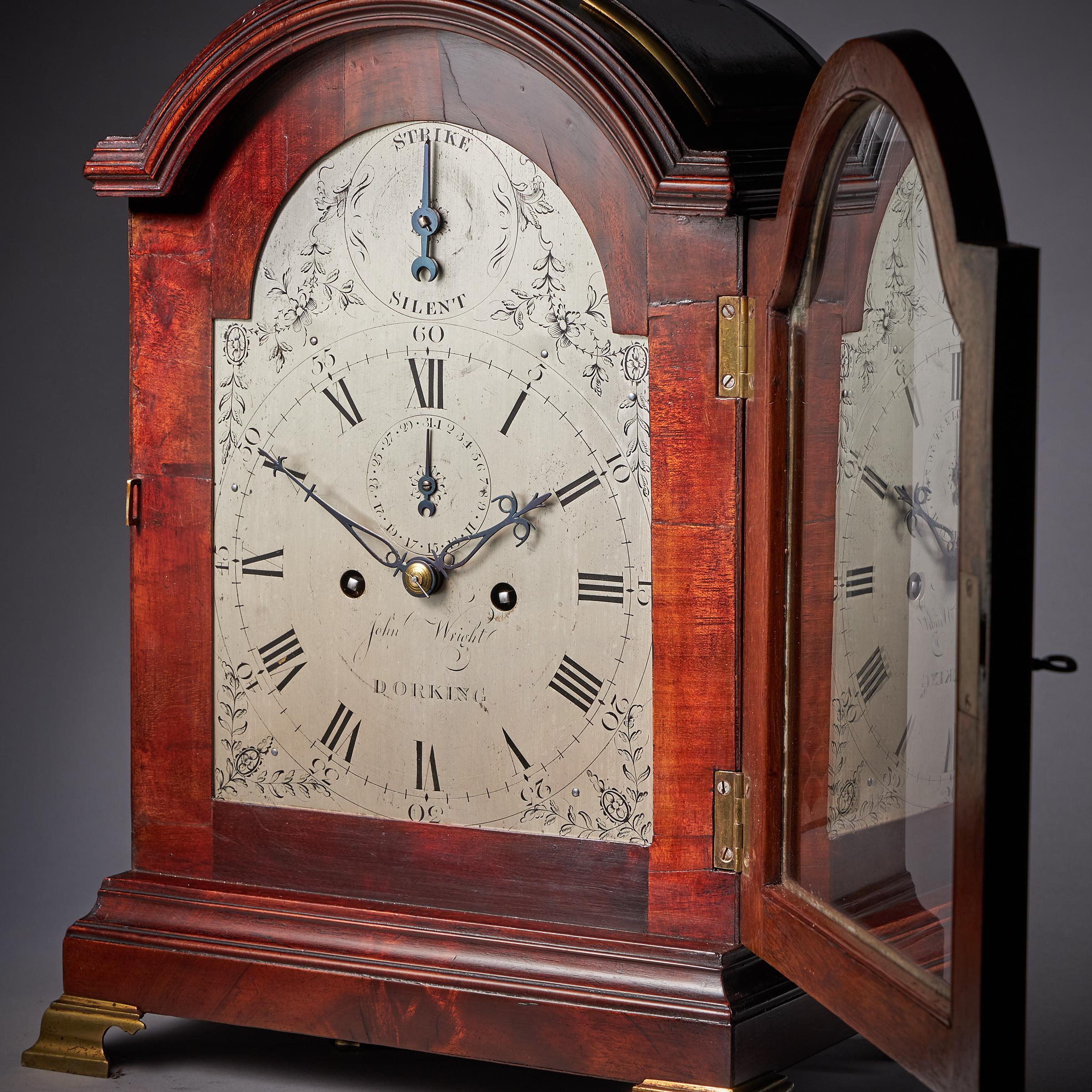 Orologio a staffa a tre cuscinetti in mogano figurato del XVIII secolo di Giorgio III in vendita 4